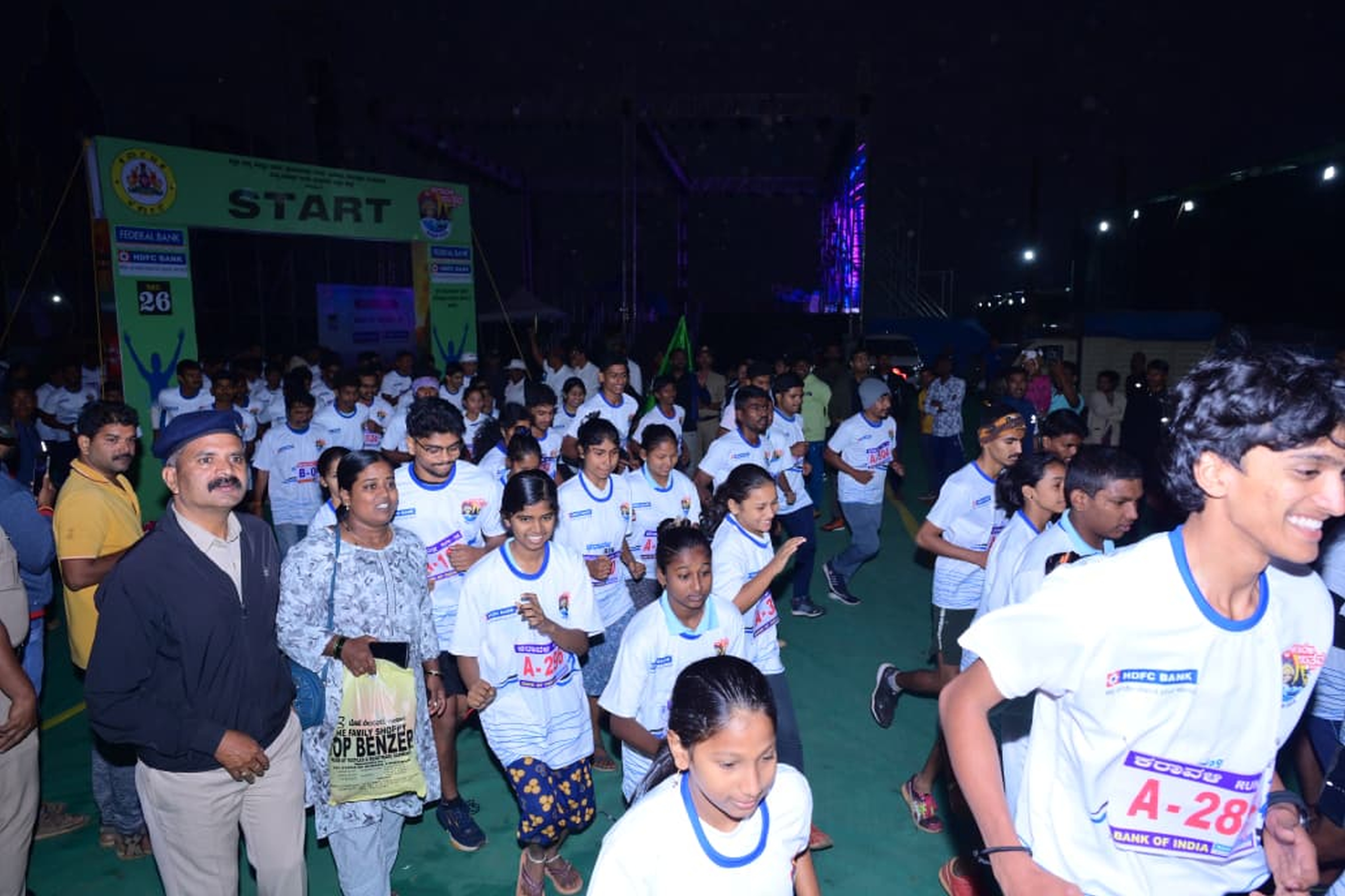 ಕರಾವಳಿ ಉತ್ಸವ ಸಪ್ತಾಹದ ನಿಮಿತ್ತ ಆಯೋಜಿಸಿದ್ದ ಕರಾವಳಿ ಮ್ಯಾರಥಾನ್‌ನಲ್ಲಿ ಯುವಕ ಯುವತಿಯರು ಓಡಿದರು.