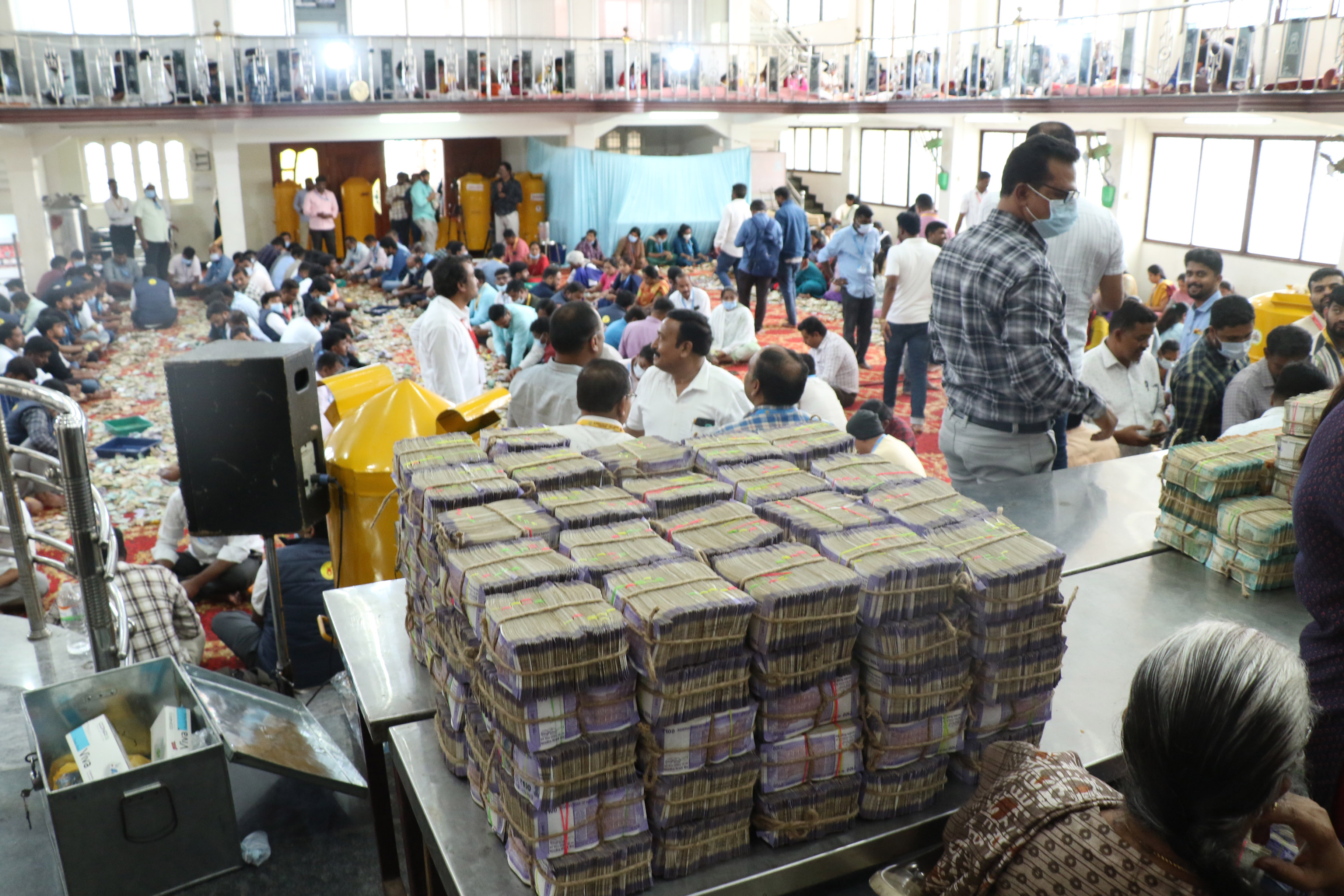 ಹಾಸನಾಂಬ ಜಾತ್ರೆಯ ಹುಂಡಿಯ ಎಣಿಕೆ ನಂತರ ನೋಟುಗಳ ಕಂತೆಗಳನ್ನು ಜೋಡಿಸಿ ಇಡಲಾಗಿತ್ತು. 