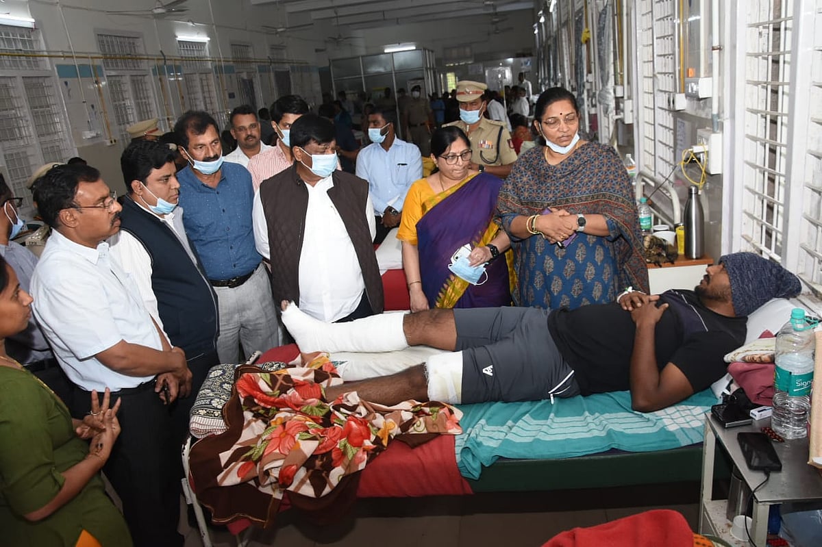 ಸ್ಫೋಟ ‍ಪ್ರಕರಣ: ಗಾಯಗೊಂಡವರ ಆರೋಗ್ಯ ವಿಚಾರಿಸಿದ ಸಚಿವ ಎಚ್‌.ಸಿ. ಮಹದೇವಪ್ಪ