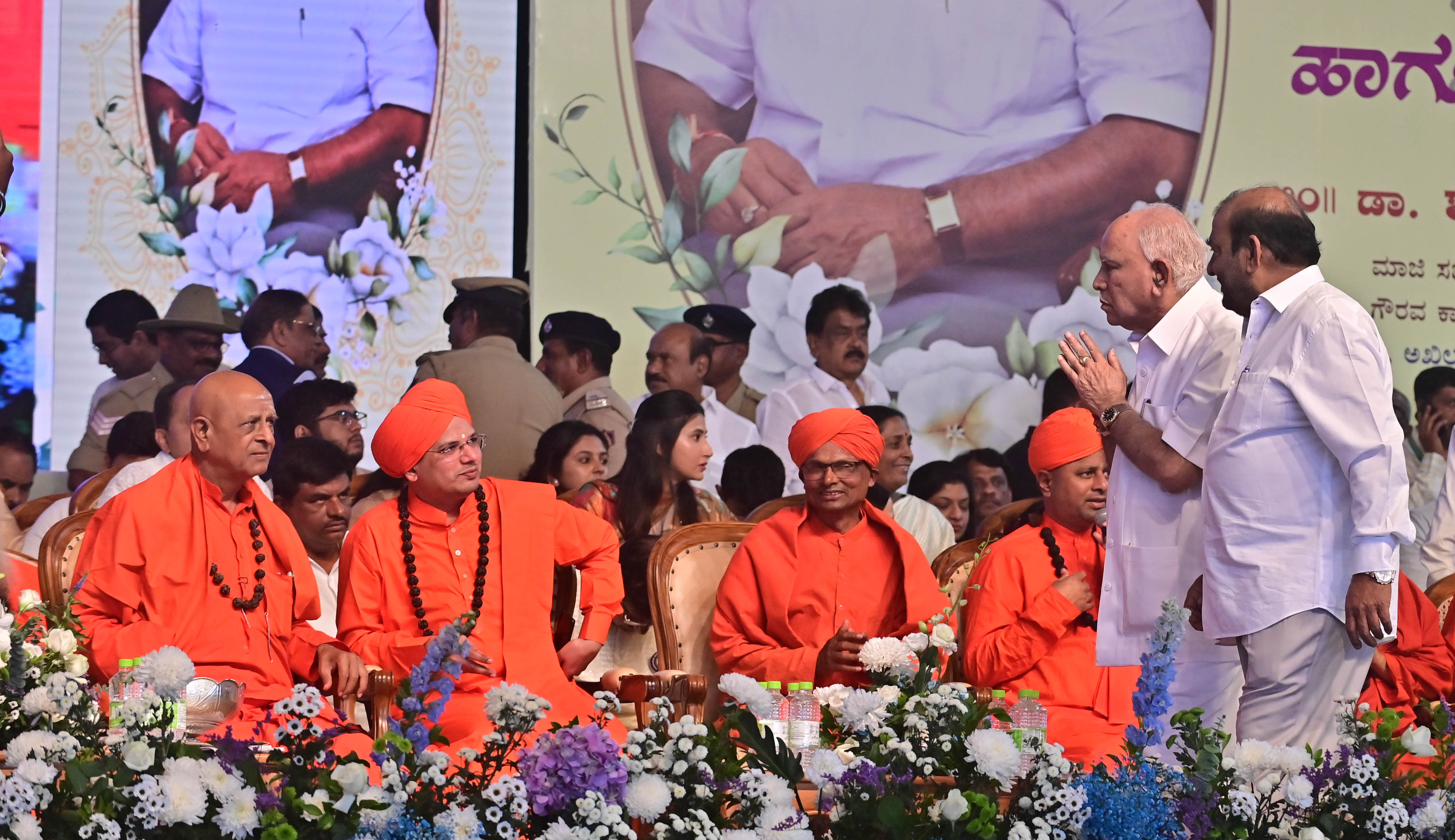 ದಾವಣಗೆರೆಯ ಕಲ್ಲೇಶ್ವರ ಮಿಲ್ ಸಮೀಪ ಶುಕ್ರವಾರ ಆಯೋಜಿಸಿದ್ದ ಶಾಮನೂರು ಶಿವಶಂಕರಪ್ಪ ನುಡಿ ನಮನ ಕಾರ್ಯಕ್ರಮದಲ್ಲಿ ಮಠಾಧೀಶರಿಗೆ ನಮಿಸಿದ ಮಾಜಿ ಮುಖ್ಯಮಂತ್ರಿ ಬಿ.ಎಸ್. ಯಡಿಯೂರಪ್ಪ –ಪ್ರಜಾವಾಣಿ ಚಿತ್ರ/ ಸತೀಶ ಬಡಿಗೇರ್