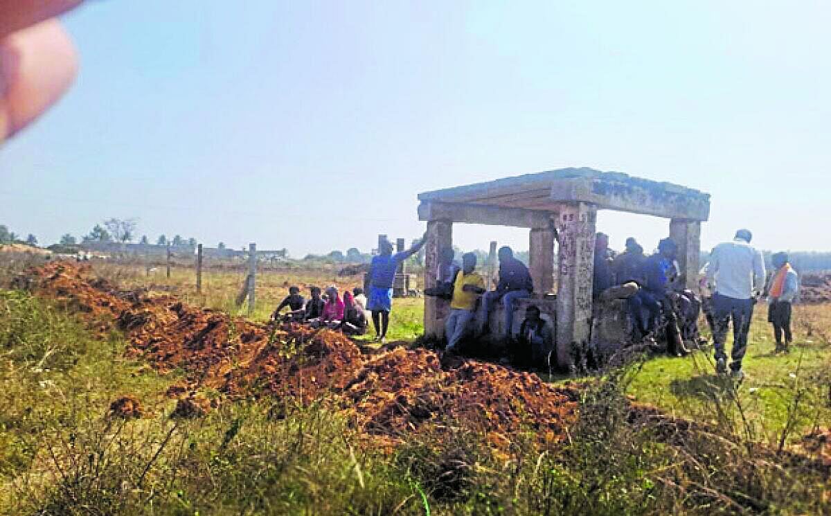 ಹೊಸಕೋಟೆ: ಸರ್ವೆಗೆ ಬಂದ ಅಧಿಕಾರಿಗಳ ನೀರಿಳಿಸಿದ ಗ್ರಾಮಸ್ಥರು