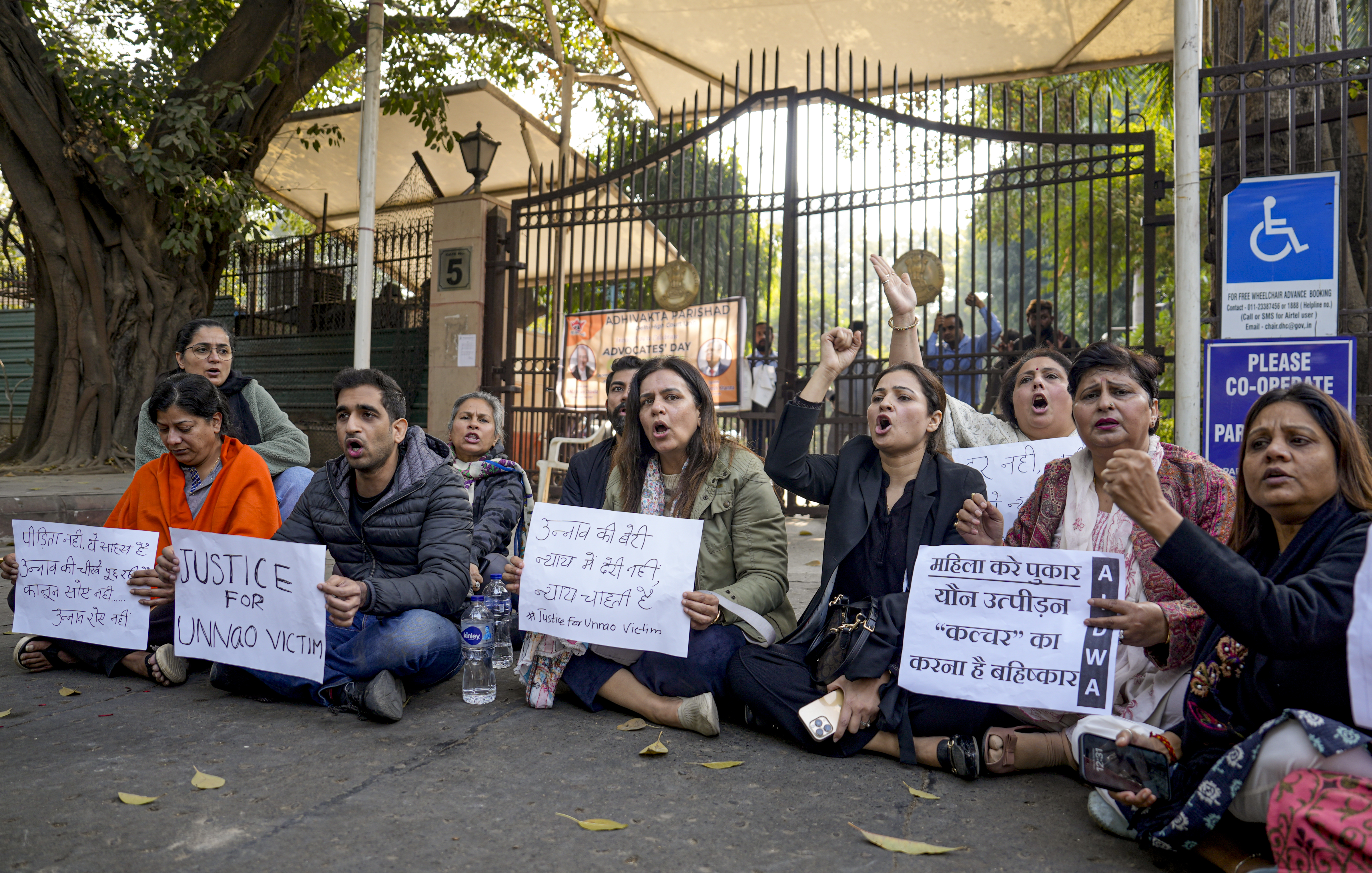 ಉನ್ನಾವೊ ಅತ್ಯಾಚಾರ ಪ್ರಕರಣದ ಅಪರಾಧಿಯ ಜೀವಾವಧಿ ಶಿಕ್ಷೆಯನ್ನು ಅಮಾನತುಗೊಳಿಸಿರುವುದನ್ನು ಖಂಡಿಸಿ ದೆಹಲಿ ಹೈಕೋರ್ಟ್‌ ಮುಂದೆ ಶುಕ್ರವಾರ ಪ್ರತಿಭಟನೆ ನಡೆಯಿತು – ಪಿಟಿಐ ಚಿತ್ರ