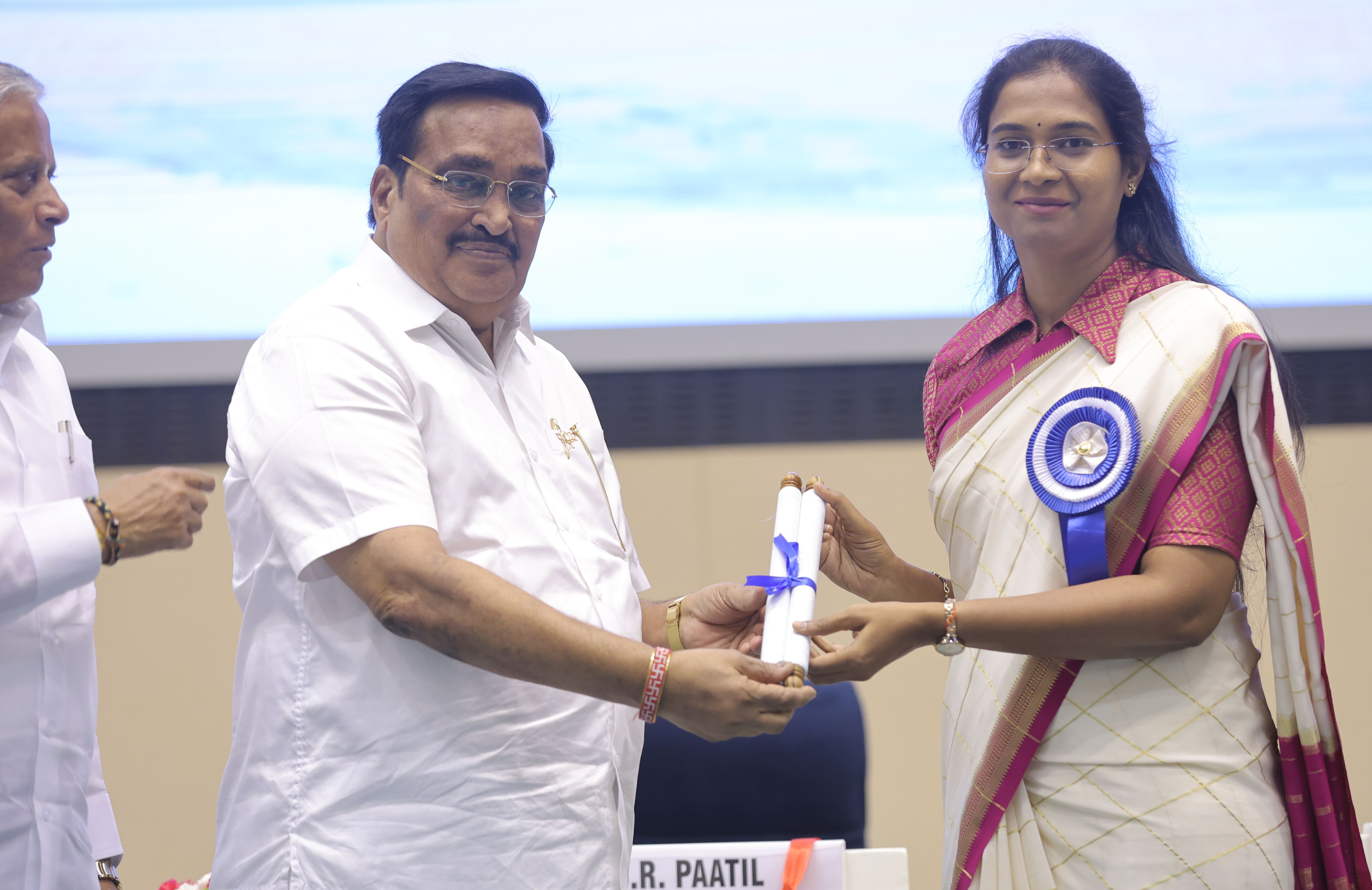 ಜಲಶಕ್ತಿ ಅಭಿಯಾನದ ಅಂಗವಾಗಿ ಮಂಡ್ಯ ಜಿಲ್ಲೆಯು ಜಲ ಸಂರಕ್ಷಣೆ ಕಾಮಗಾರಿಗಳನ್ನು ಉತ್ತಮವಾಗಿ ಅನುಷ್ಠಾನಗೊಳಿಸಿದ್ದಕ್ಕಾಗಿ ನೀಡುವ ರಾಷ್ಟ್ರೀಯ ಪ್ರಶಸ್ತಿಯನ್ನು ನವದೆಹಲಿಯ ವಿಜ್ಞಾನ ಭವನದಲ್ಲಿ ಈಚೆಗೆ ನಡೆದ ‘ರಾಷ್ಟ್ರೀಯ ಜಲ ಪ್ರಶಸ್ತಿ’ ಪ್ರದಾನ ಸಮಾರಂಭದಲ್ಲಿ ಕೇಂದ್ರ ಜಲಶಕ್ತಿ ಸಚಿವ ಸಿ.ಆರ್.ಪಾಟೀಲ ಅವರು ಮಂಡ್ಯ ಜಿಲ್ಲಾ ಪಂಚಾಯಿತಿ ಮುಖ್ಯ ಕಾರ್ಯನಿರ್ವಹಣಾಧಿಕಾರಿ ಕೆ.ಆರ್. ನಂದಿನಿ ಅವರಿಗೆ ಪ್ರದಾನ ಮಾಡಿದರು. ರಾಜ್ಯ ಸಚಿವ ವಿ.ಸೋಮಣ್ಣ ಇದ್ದಾರೆ 