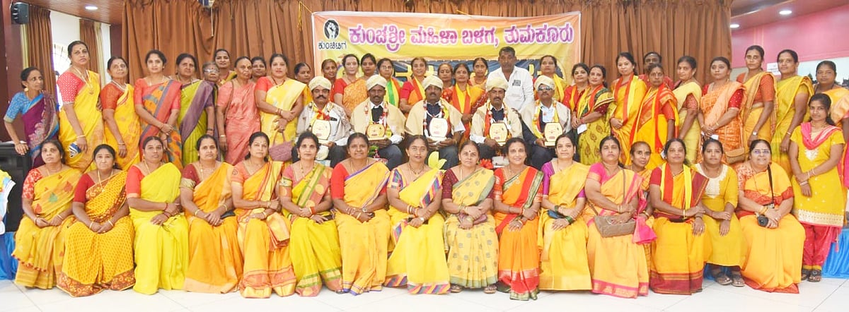 ತುಮಕೂರು: ಕುಂಚಶ್ರೀ ಬಳಗದಿಂದ ಯೋಧರಿಗೆ ಗೌರವ