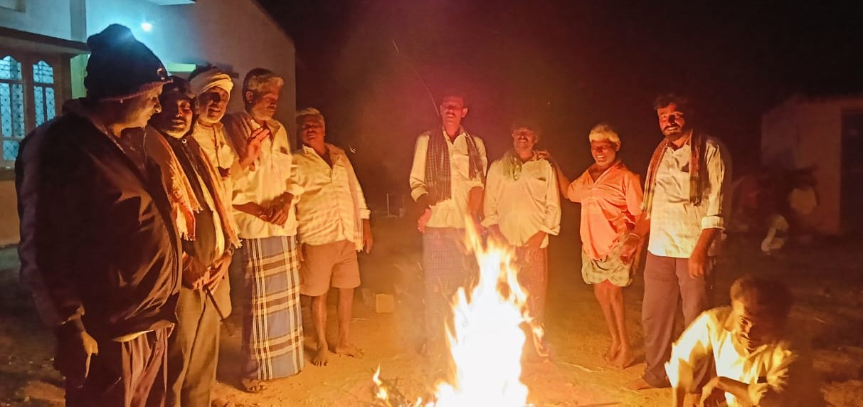  ಕೆ.ಆರ್.ಪೇಟೆ ತಾಲ್ಲೂಕಿನ ಹಲವು ಕಡೆ ಶೀತಗಾಳಿಗೆ ಬೆಚ್ಚಿ  ಬೆಂಕಿ ಕಾಯಿಸಿಕೊಳ್ಳಲು ಮುಂದಾಗಿರುವ ಜನರು