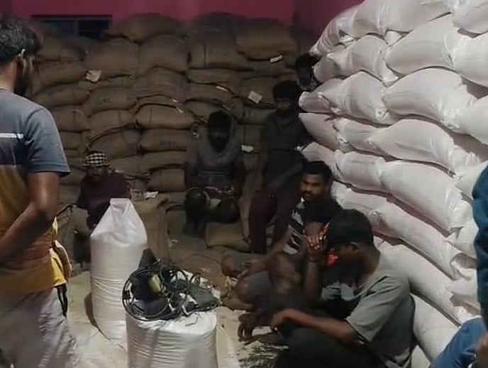 ಬಳ್ಳಾರಿಯಲ್ಲಿ ಜಿಲ್ಲಾಡಳಿತದಿಂದ ಚುರುಕಿನ ದಾಳಿ: ಅಕ್ಕಿ ದಂಧೆಕೋರರಿಗೆ ನಡುಕ