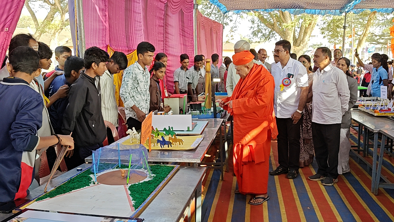 ಕ್ರೀಡಾ ವಸ್ತುಪ್ರದರ್ಶನಕ್ಕೆ ಭೇಟಿ ನೀಡಿದ ತರಳಬಾಳು ಶ್ರೀಗಳು ಮಾದರಿ ವೀಕ್ಷಿಸಿದರು