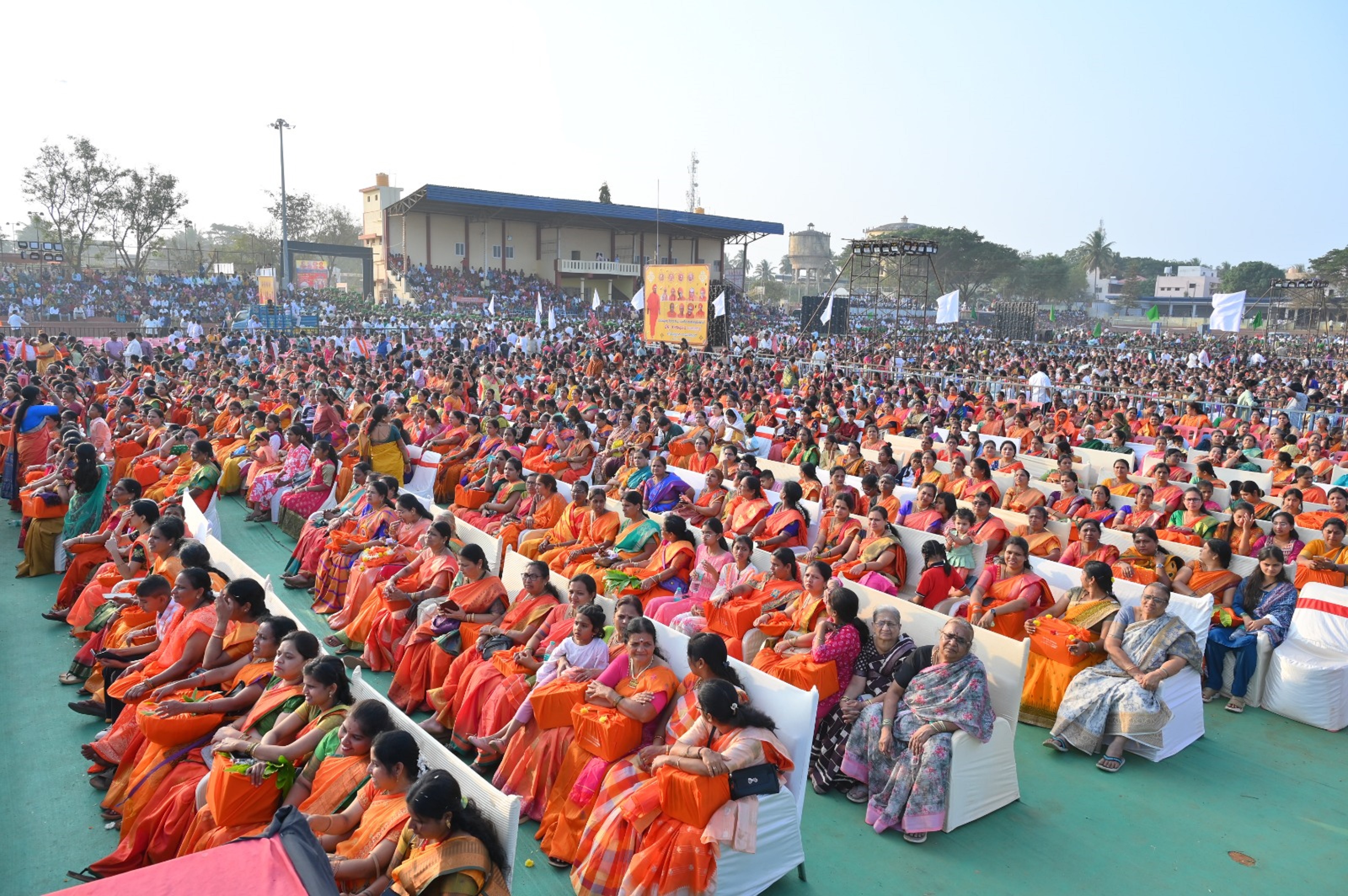 ಹಾವೇರಿ ಹುಕ್ಕೇರಿಮಠ ಜಾತ್ರೆ ನಿಮಿತ್ತ ಜಿಲ್ಲಾ ಕ್ರೀಡಾಂಗಣದಲ್ಲಿ ಶನಿವಾರ ಹಮ್ಮಿಕೊಂಡಿದ್ದ ‘ವಚನ ವಂದನ’ ಕಾರ್ಯಕ್ರಮದಲ್ಲಿ ಪಾಲ್ಗೊಂಡಿದ್ದ ಭಕ್ತ ಸಮೂಹ