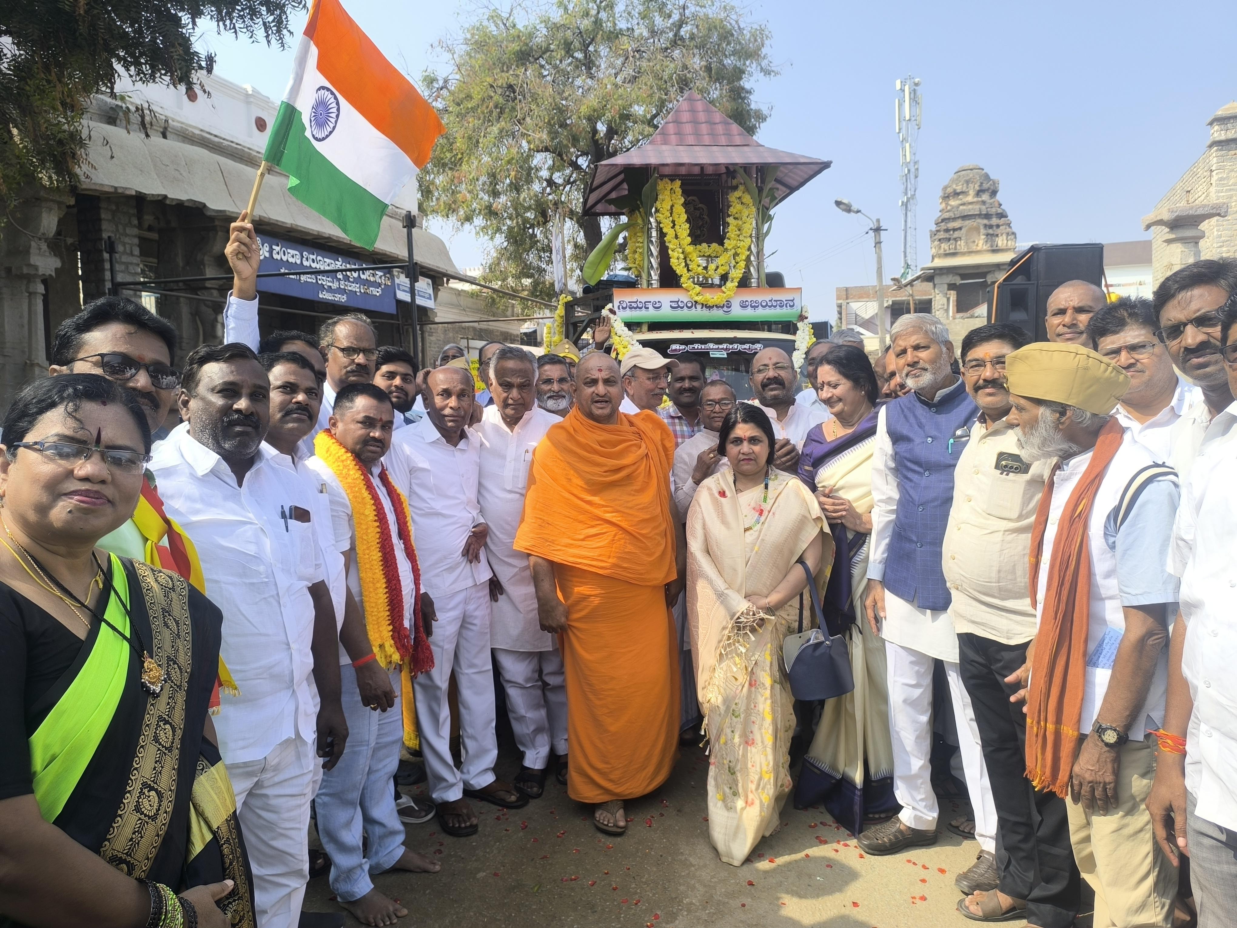 ಗಂಗಾವತಿ ಹಿರೇಜಂತಕಲ್ ಪಂಪಾ ವಿರೂಪಾಕ್ಷೇಶ್ವರ ದೇವಸ್ಥಾನದ ಆವರಣದಲ್ಲಿ 3ನೇ ಹಂತದ ನಿರ್ಮಲ ತುಂಗಭದ್ರ ಅಭಿಯಾನದ ರಥಯಾತ್ರೆ ವಾಹನಕ್ಕೆ ಗಣ್ಯರು ಚಾಲನೆ ನೀಡಿದರು