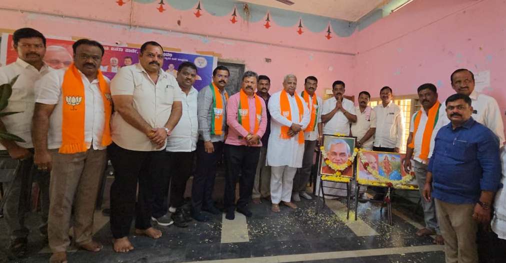 ಮಾಜಿ ಪ್ರಧಾನಿ ದಿ. ವಾಜಪೇಯಿ ಅವರ ಭಾವಚಿತ್ರಕ್ಕೆ ಎ.ಎಚ್. ಶಿವಯೋಗಿ ಸ್ವಾಮಿ ಮಾಜಿ ಸಚಿವ ರೇಣುಕಾಚಾರ್ಯ ಪುಷ್ಪನಮನ ಸಲ್ಲಿಸಿದರು