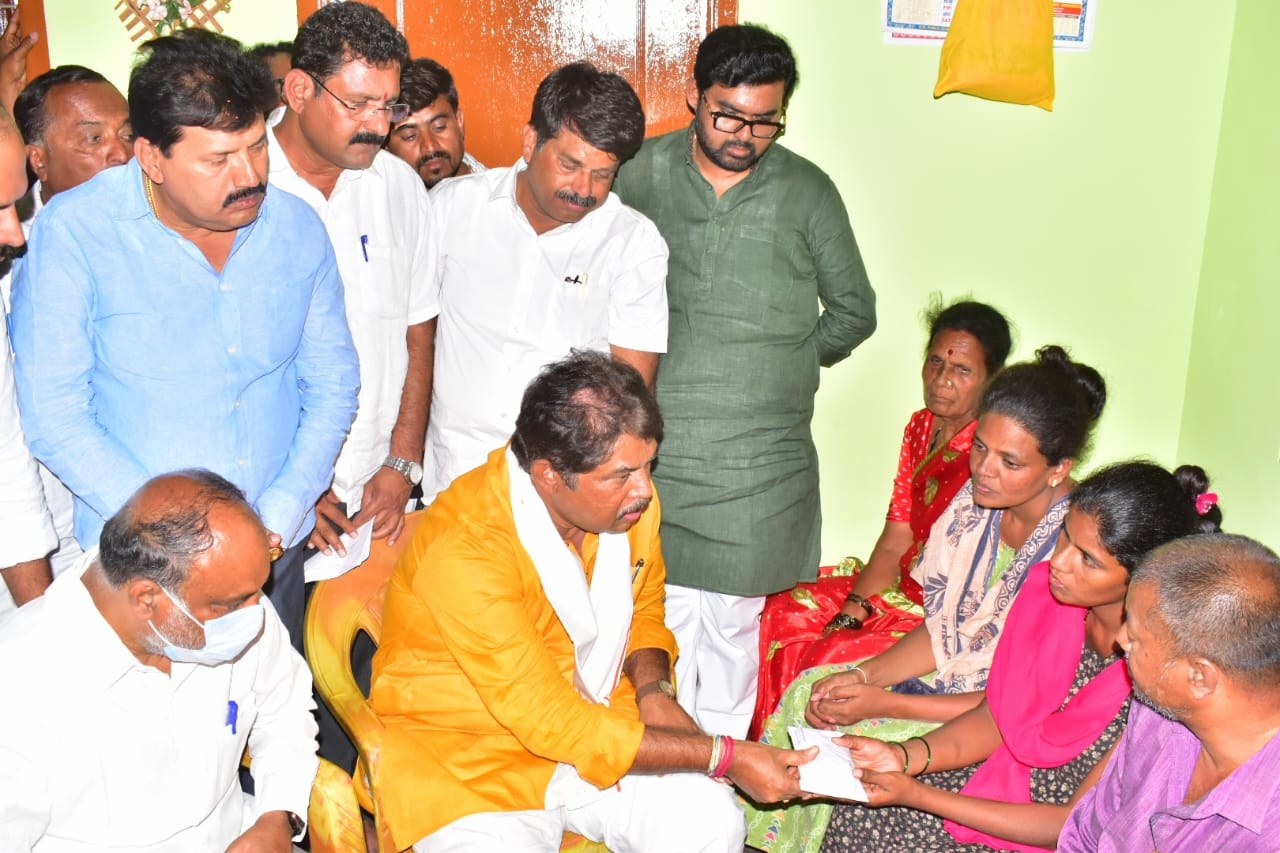 ಮಳವಳ್ಳಿ ತಾಲ್ಲೂಕಿನ ಹಲಗೂರು ಹೋಬಳಿ ಕೊನ್ನಾಪುರ ಗ್ರಾಮದ ಪ್ರೇಮಾ ಅವರ ಮನೆಗೆ ಭೇಟಿ ನೀಡಿದ್ದ ವಿಧಾನಸಭೆ ವಿರೋಧಪಕ್ಷದ ನಾಯಕ ಆರ್‌.ಅಶೋಕ್‌ ಅವರು ಕುಟುಂಬಸ್ಥರಿಗೆ ಸಾಂತ್ವನ ಹೇಳಿದ್ದರು 