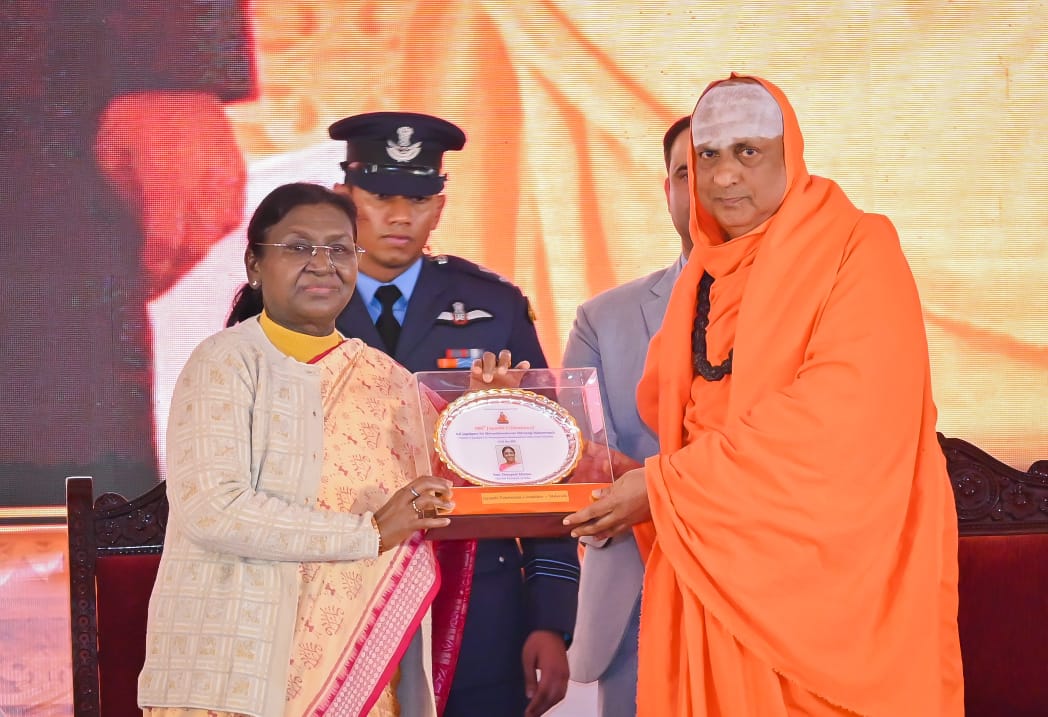 ಮಳವಳ್ಳಿಯ ಶಿವರಾತ್ರೀಶ್ವರ ಶಿವಯೋಗಿಗಳ ಜಯಂತಿ ಮಹೋತ್ಸವದಲ್ಲಿ ರಾಷ್ಟ್ರಪತಿ ದ್ರೌಪದಿ ಮುರ್ಮು ಅವರಿಗೆ ಸುತ್ತೂರು ಮಠದ ಶಿವರಾತ್ರಿ ದೇಶಿಕೇಂದ್ರ ಸ್ವಾಮೀಜಿ ಸ್ಮರಣಿಕೆ ನೀಡಿ ಗೌರವಿಸಿದರು 