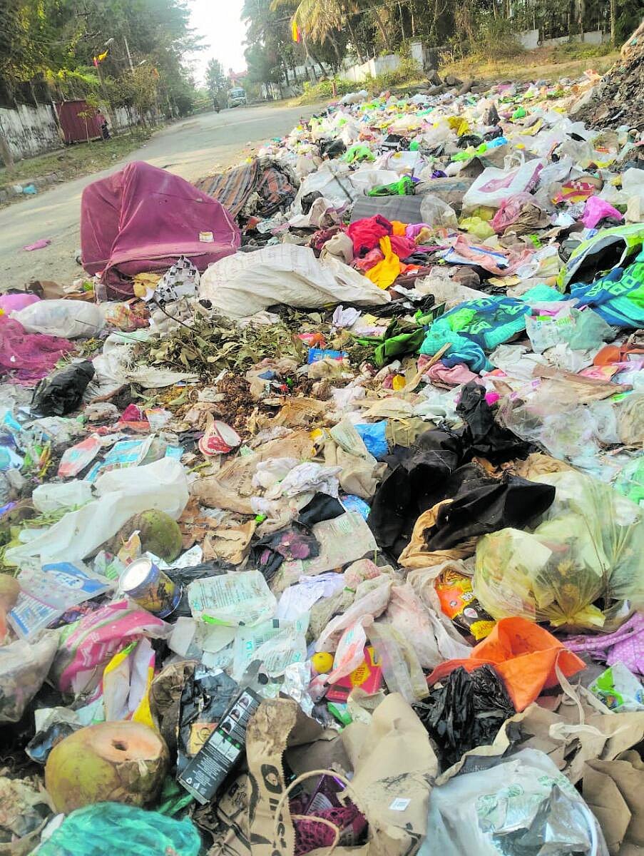 ರಾಜರಾಜೇಶ್ವರಿ ನಗರ: ಬಸ್ ತಂಗುದಾಣಗಳಲ್ಲಿ ಕಸ