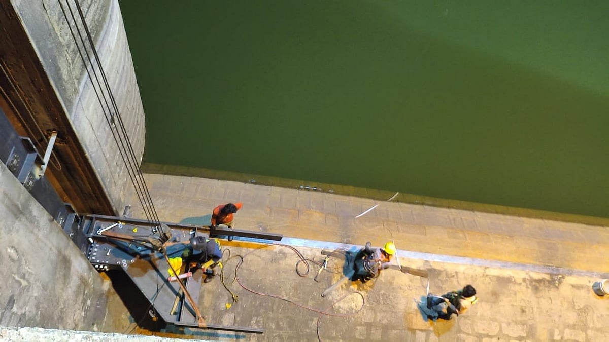 ತುಂಗಭದ್ರಾ ಅಣೆಕಟ್ಟೆಯ ಮೇಲೆ ಕಾಮಗಾರಿ ಚುರುಕು: ಗರ್ಡರ್‌ ಅಳವಡಿಸುವ ಕೆಲಸ ಆರಂಭ