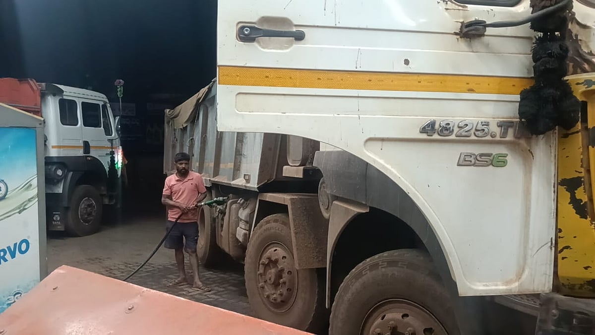 ಪೆಟ್ರೋಲ್‌ ಬಂಕ್‌ ಮುಂದೆ ಗಣಿ ಲಾರಿಗಳ ಸಾಲು