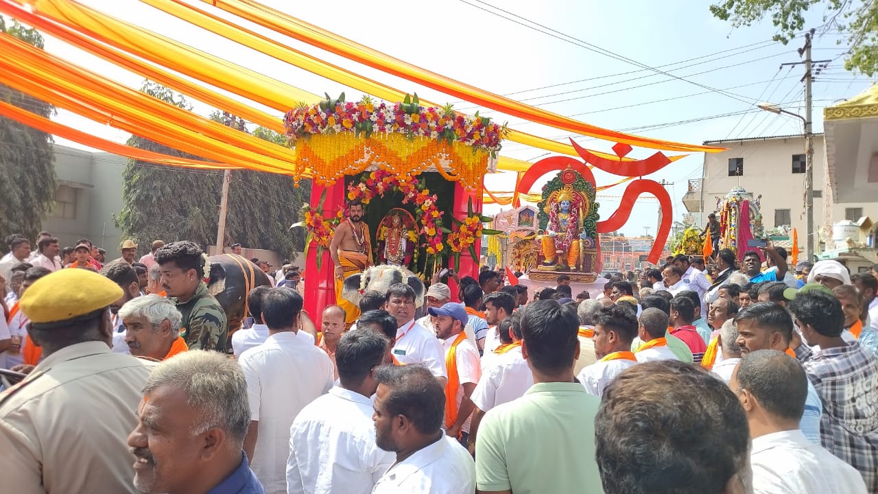 ಮೆರವಣಿಗೆಗೆ ಮೆರಗು ತಂದ ಹನುಮ ಮತ್ತು ರಾಮನ ಮೂರ್ತಿ.