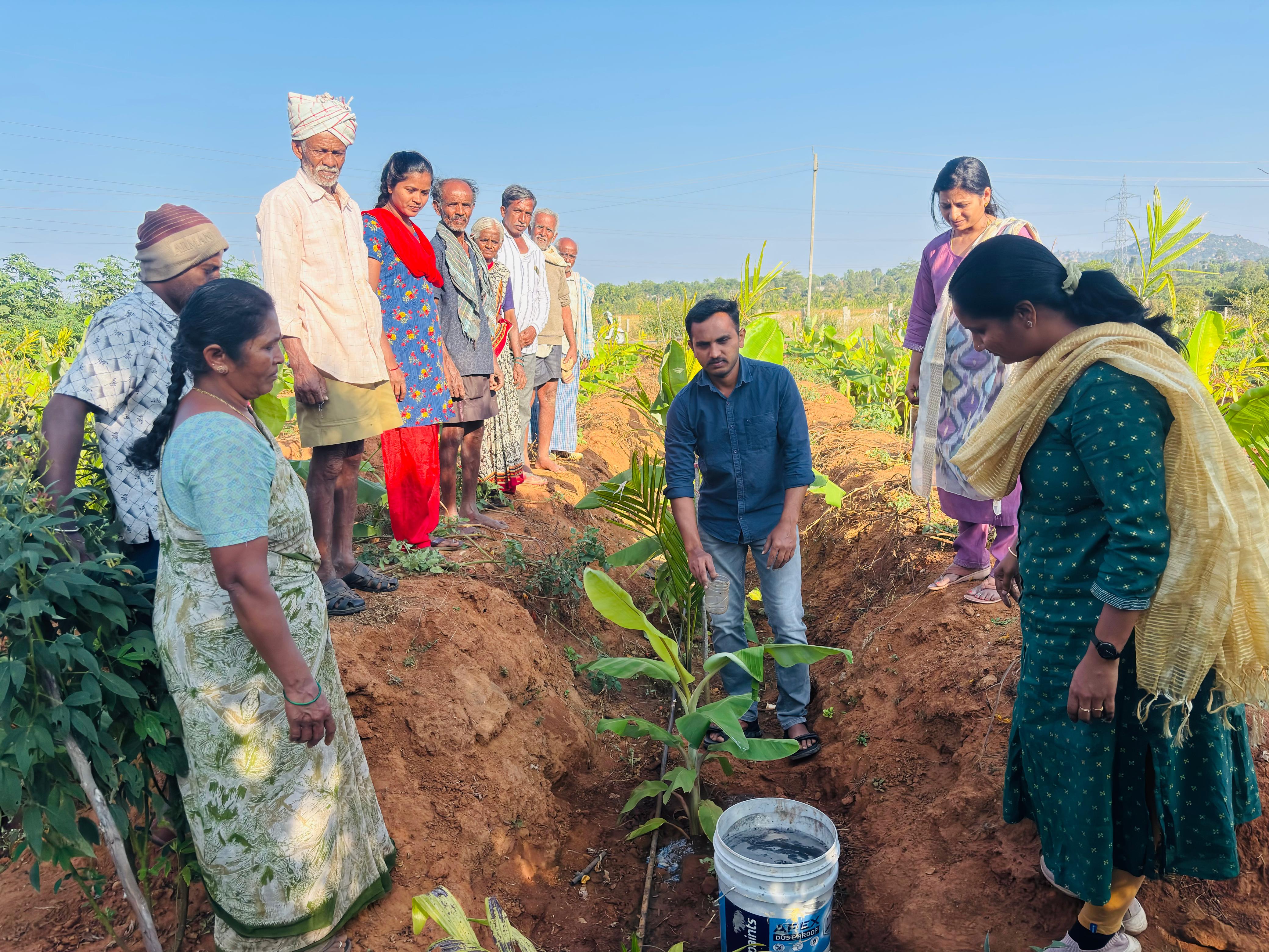 ಮಾಗಡಿ ತಾಲೂಕಿನ ಚಂದು ರಾಯನಹಳ್ಳಿ ಕೃಷಿ ವಿಜ್ಞಾನ ಕೇಂದ್ರದ ಪನಾಮ ಸೊರಗು ರೋಗ ನಿಯಂತ್ರಣಕ್ಕೆ ಹೊಸ ತಂತ್ರಜ್ಞಾನ ವಿವರಿಸುತ್ತಿರುವುದು.