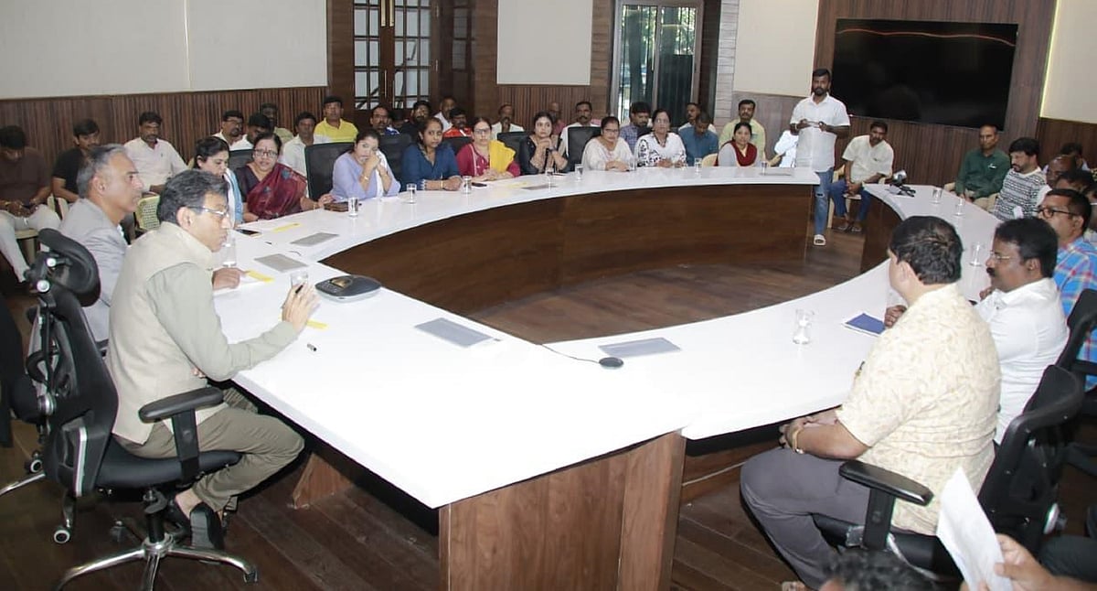 ಸಂಧಾನ: ಕಂದಾಯ ಸಿಬ್ಬಂದಿ ಪ್ರತಿಭಟನೆ ಅಂತ್ಯ