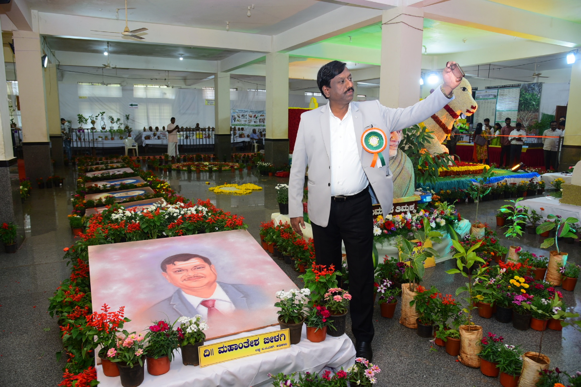 ಫಲ–ಪುಷ್ಪ ಪ್ರದರ್ಶನದಲ್ಲಿರುವ ಐಎಎಸ್‌ ಅಧಿಕಾರಿ ಮಹಾಂತೇಶ ಬೀಳಗಿ ಅವರ ಫೋಟೊದೊಂದಿಗೆ ಜಿಲ್ಲಾಧಿಕಾರಿ ವಿಜಯಮಹಾಂತೇಶ ದಾನಮ್ಮನವರ ಅವರು ಸೆಲ್ಫಿ ಕ್ಲಿಕ್ಕಿಸಿಕೊಂಡರು