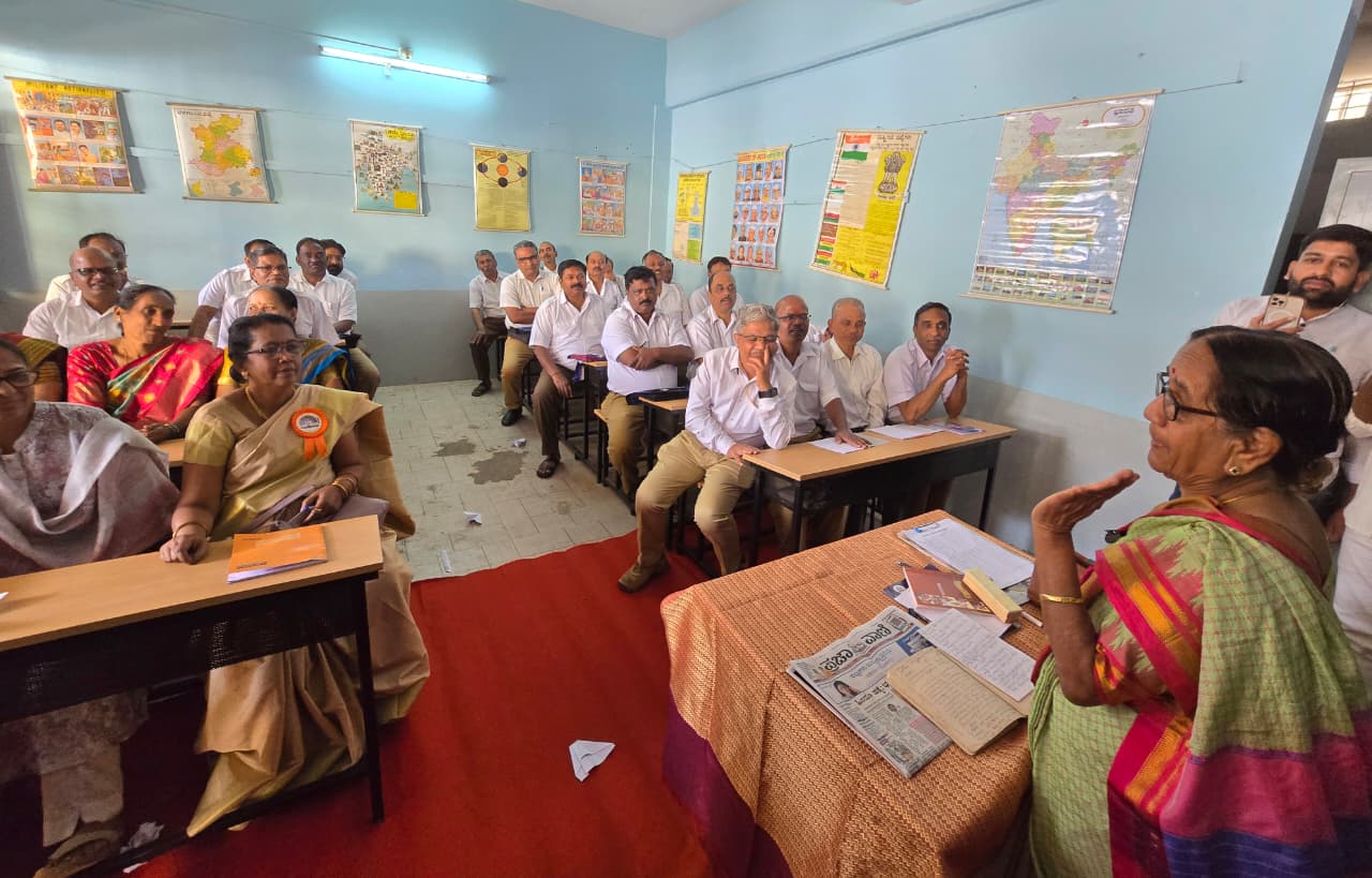 ಬೆಳಗಾವಿಯ ಸರ್ಕಾರಿ ಚಿಂತಾಮಣರಾವ್‌ ಪ್ರೌಢಶಾಲೆಯಲ್ಲಿ ಶನಿವಾರ ನಿವೃತ್ತ ಶಿಕ್ಷಕಿ ನೀಲಗಂಗಾ ಚರಂತಿಮಠ ಪಾಠ ಮಾಡಿದರು ಪ್ರಜಾವಾಣಿ ಚಿತ್ರ 