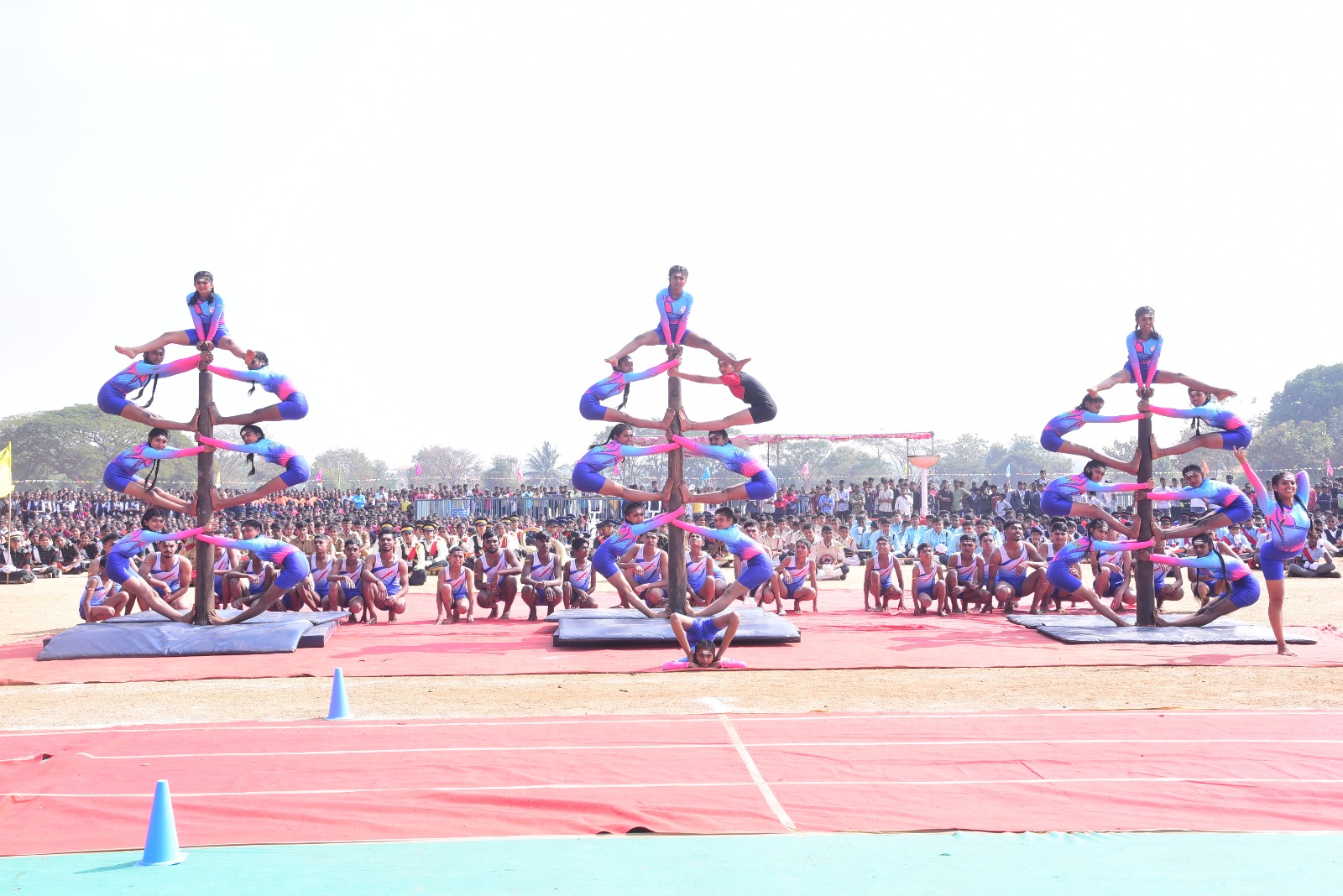 ಸಿರಿಗೆರೆಯ ಶಾಲಾ ವಿದ್ಯಾರ್ಥಿನಿಯರಿಂದ ಆಕರ್ಷಕ ಮಲ್ಲಕಂಬ ಪ್ರದರ್ಶನ