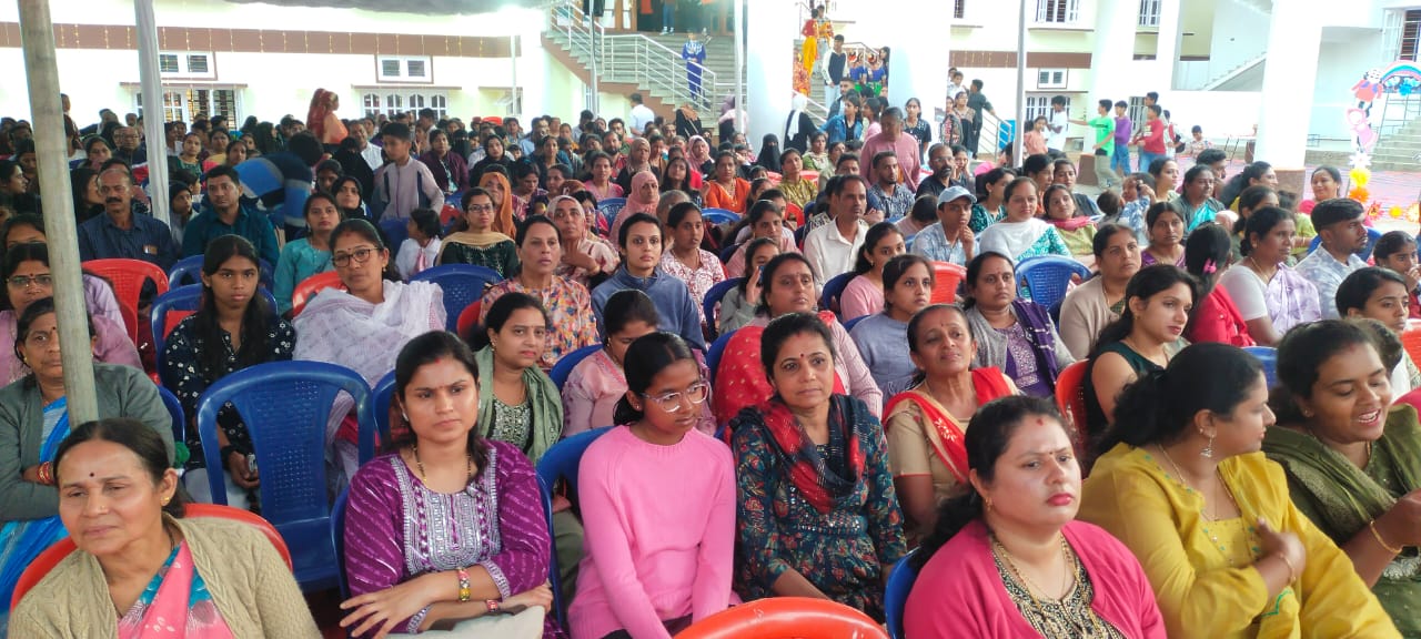 ಕಾರ್ಯಕ್ರಮದಲ್ಲಿ ಭಾಗವಹಿಸಿದ್ದ ಸಭಿಕರು