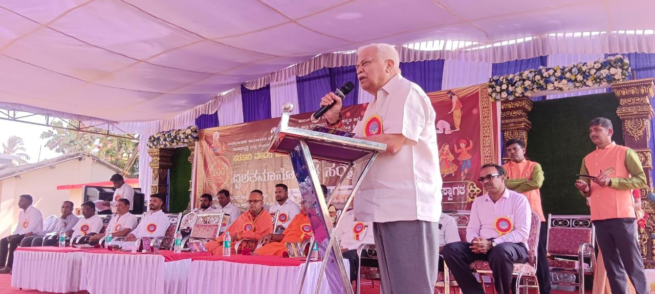 ಹಳಿಯಾಳ ತಾಲ್ಲೂಕಿನ ಬಿಕೆ ಹಳ್ಳಿ ಗ್ರಾಮದ ಸರ್ಕಾರಿ ಮಾದರಿ ಹಿರಿಯ ಪ್ರಾಥಮಿಕ ಶಾಲೆ ದ್ವಿಶತಮಾನೋತ್ಸವ ಕಾರ್ಯಕ್ರಮದಲ್ಲಿ ಶಾಸಕ ಆರ್ ವಿ ದೇಶಪಾಂಡೆ ಮಾತನಾಡಿದರು. ಮಂಜುನಾಥ ಭಾರತಿ ಸ್ವಾಮೀಜಿ ಶಾಂತಾರೂಢ ಭಾರತಿಯ ಸ್ವಾಮಿಜಿ ಕ್ಷೇತ್ರ ಶಿಕ್ಷಣಾಧಿಕಾರಿ ಪ್ರಮೋದ ಮಹಾಲೆ ಗ್ರಾಮ ಪಂಚಾಯತ ಅಧ್ಯಕ್ಷ ರಾಹುಲ ಪಾಟೀಲ ಮತ್ತಿತರರು ಪಾಲ್ಗೊಂಡಿದ್ದರು.