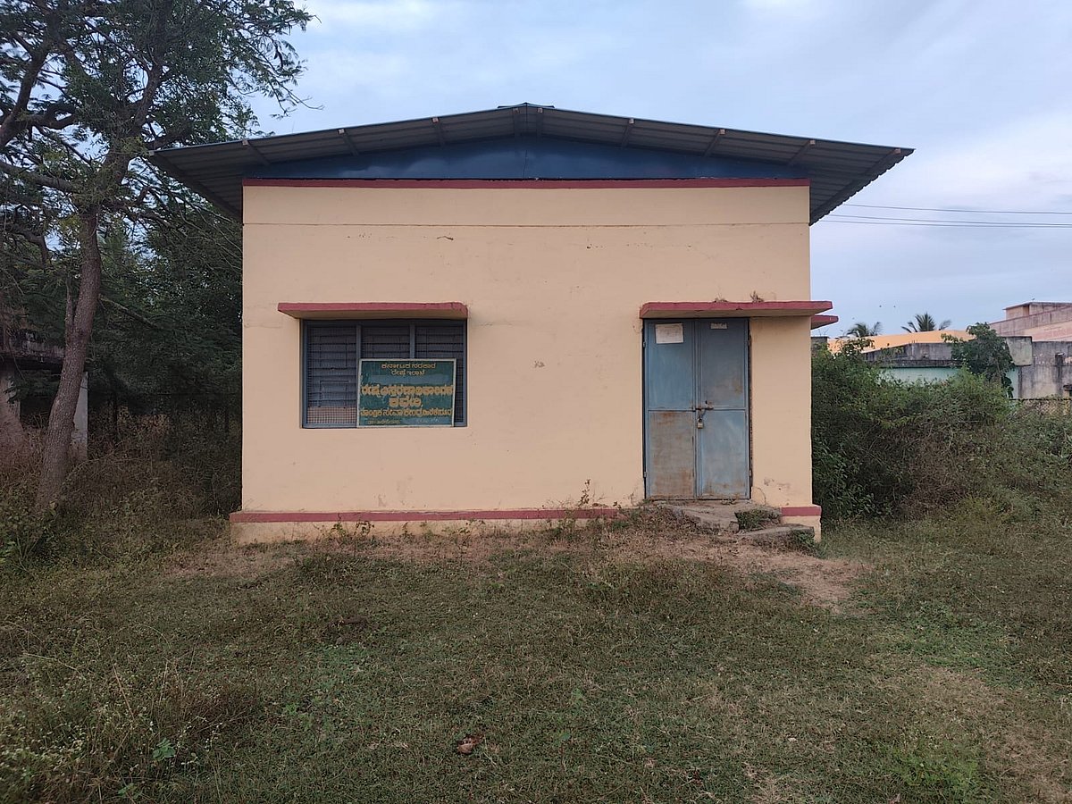 ಹಿರೇಕೆರೂರು: ವಾರಕೊಮ್ಮೆ ತೆರೆಯುವ ರೇಷ್ಮೆ ಕಚೇರಿ