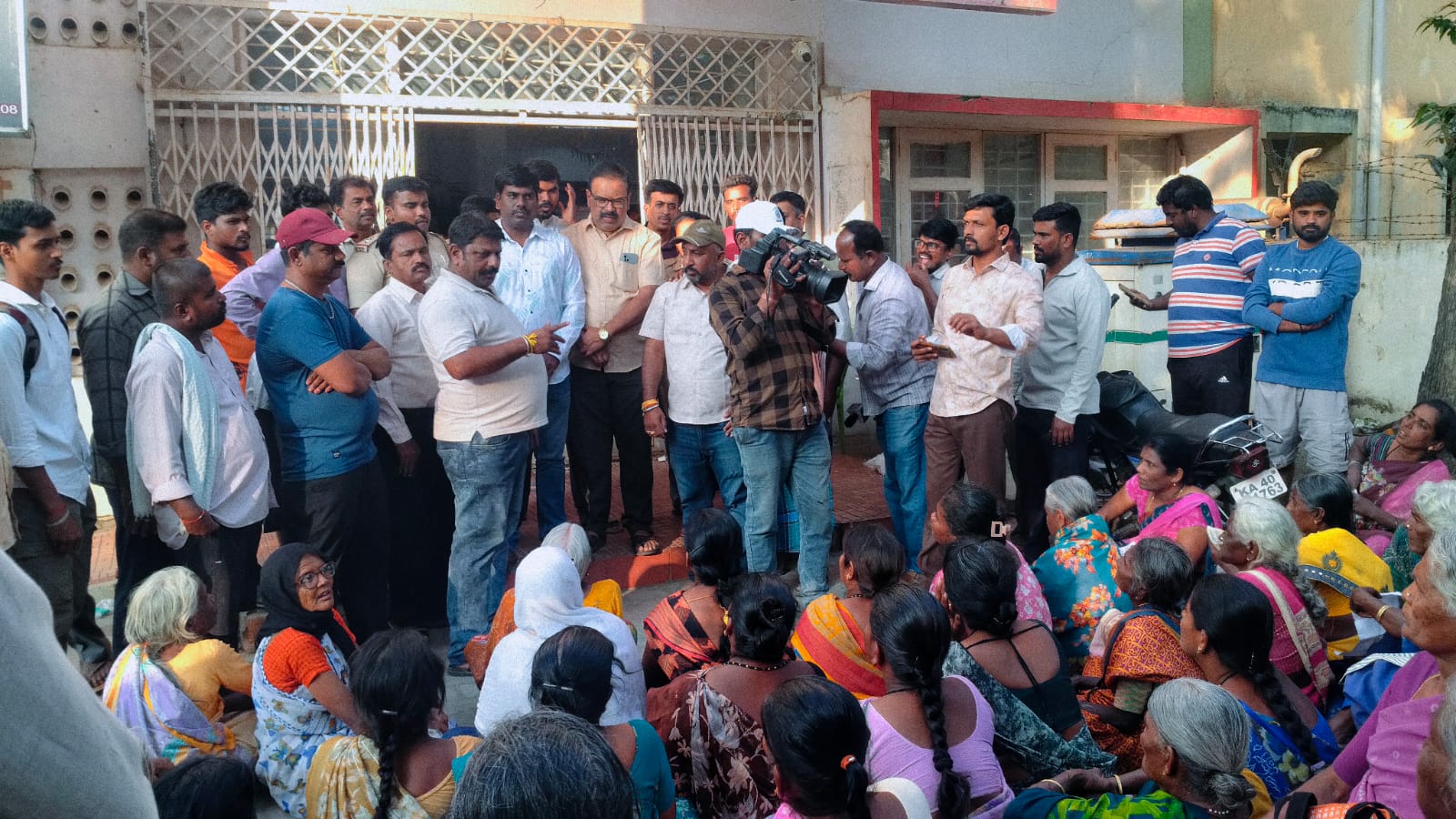 ಗೌರಿಬಿದನೂರು ಉಪ ಅಂಚೆ ಕಚೇರಿಗೆ ಹಾಲಗಾನಹಳ್ಳಿ ಖಾತೆದಾರರು ಶನಿವಾರ ಮುತ್ತಿಗೆ ಹಾಕಿದರು