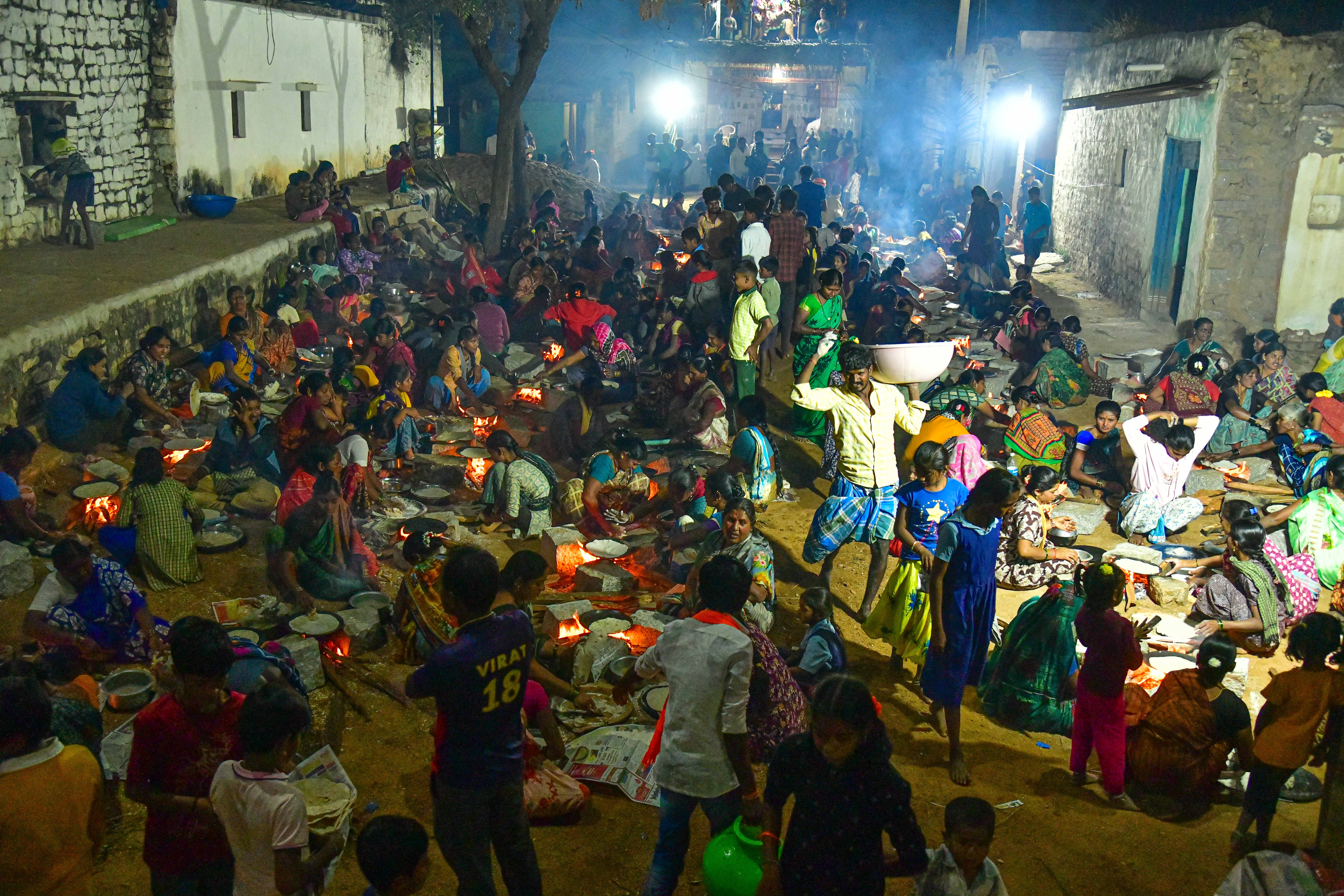 ಸಾಮೂಹಿಕವಾಗಿ ಜೋಳದ ರೊಟ್ಟಿ ತಯಾರಿಸಿದ ಮಹಿಳೆಯರು