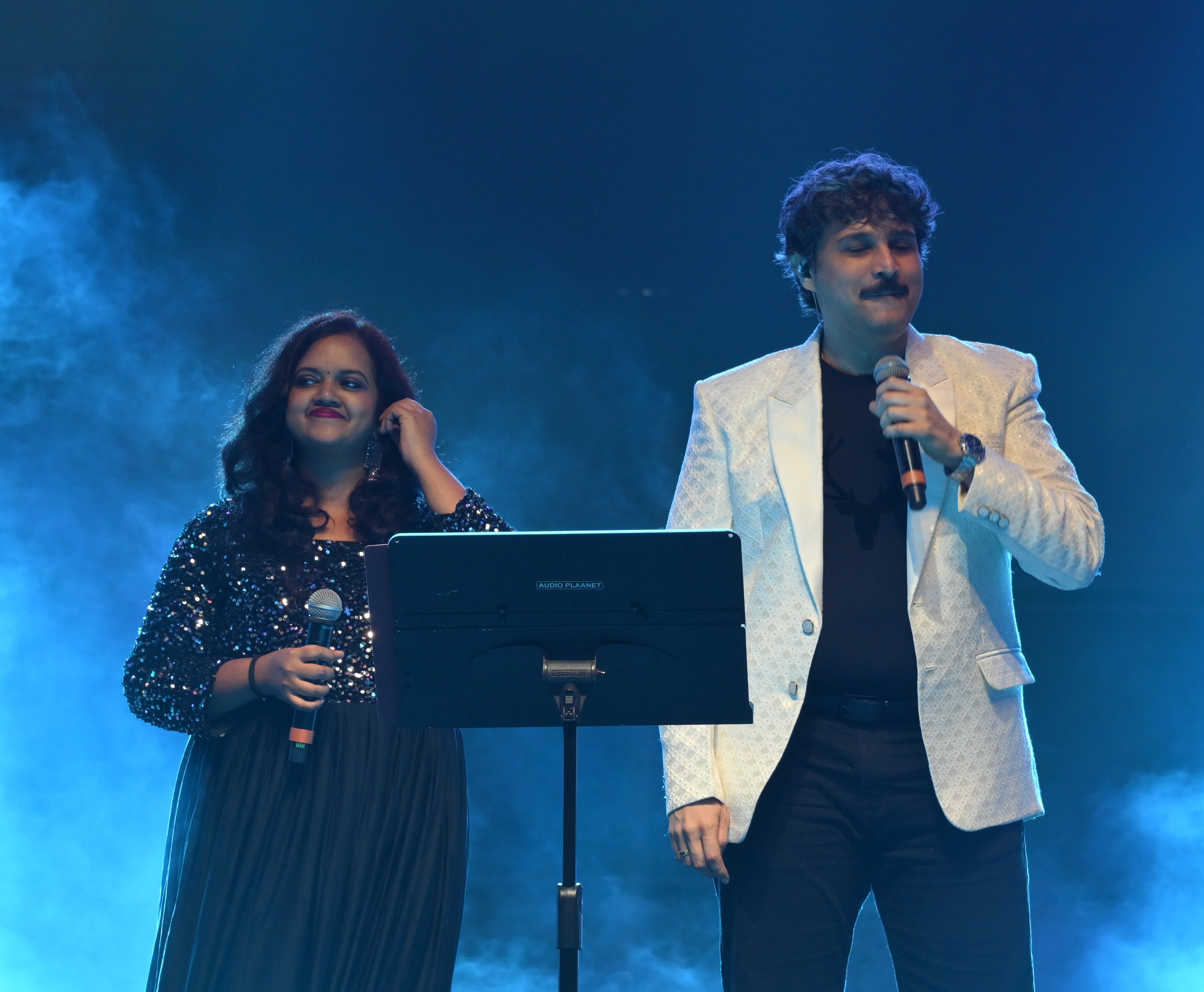 ಕರಾವಳಿ ಉತ್ಸವ ಸಪ್ತಾಹದಲ್ಲಿ ಗಾಯಕ ರಾಜೇಶ್ ಕೃಷ್ಣನ್ ಮತ್ತು ಗಾಯಕಿ ಮಾನಸಾ ಹೊಳ್ಳ ಸಂಗೀತ ಪ್ರಸ್ತುತಪಡಿಸಿದರು