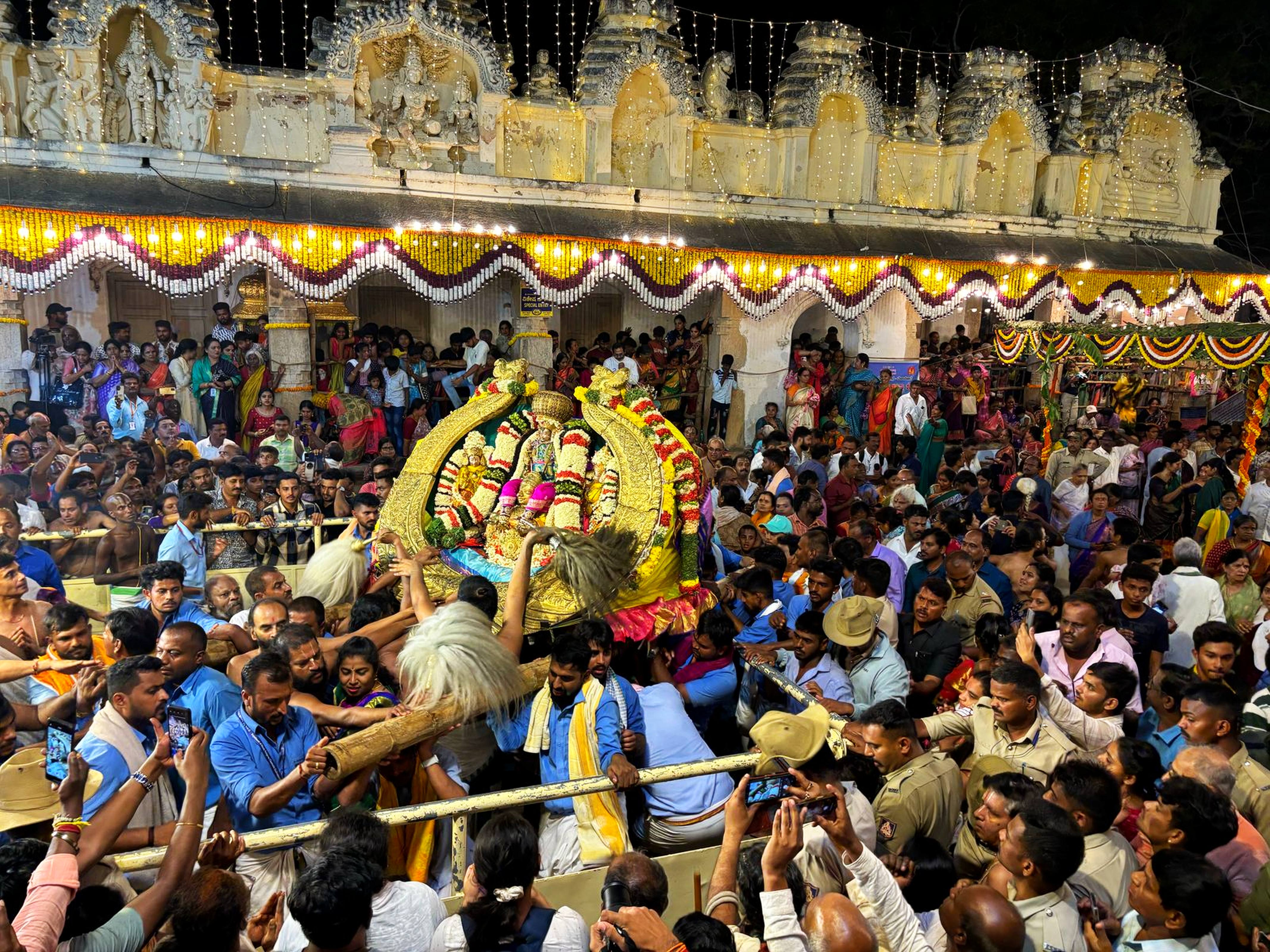ಮೇಲುಕೋಟೆಯಲ್ಲಿ ಚೆಲುವನಾರಾಯಣ ಸ್ವಾಮಿಯ ‘ವೈರಮುಡಿ ಬ್ರಹ್ಮೋತ್ಸವ’ ಸಾವಿರಾರು ಭಕ್ತರ ಸಮಕ್ಷಮದಲ್ಲಿ ವಿಜೃಂಭಣೆಯಿಂದ ನೆರವೇರಿತು   
