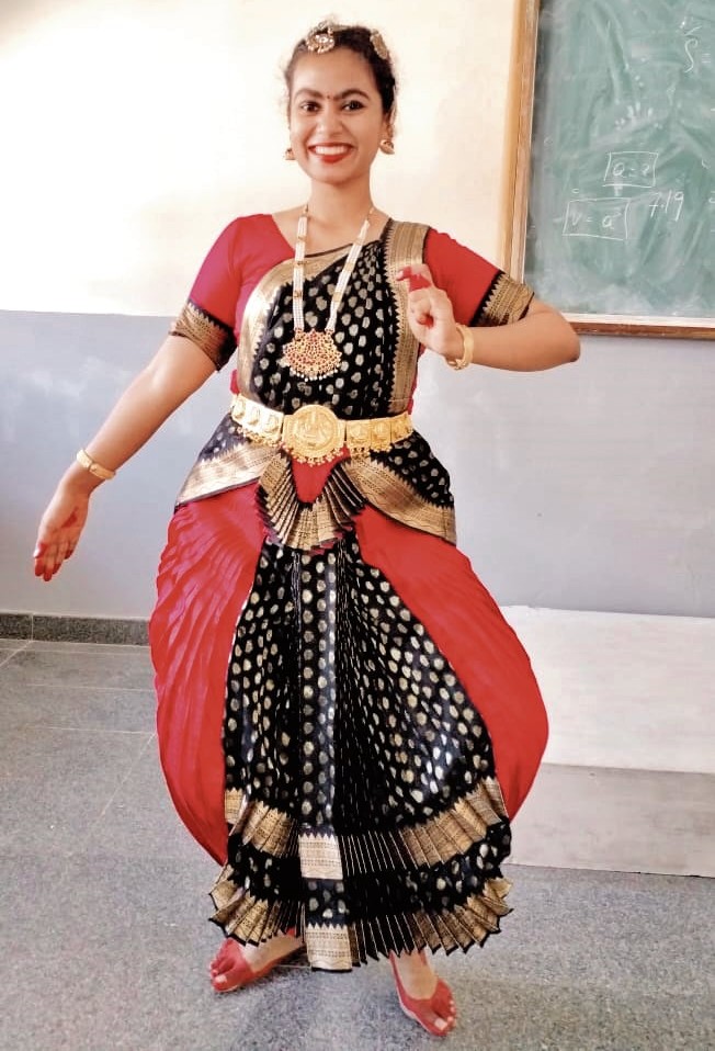 ಭರತನಾಟ್ಯ ಭಂಗಿಯಲ್ಲಿ ರಿತುಪರ್ಣ 