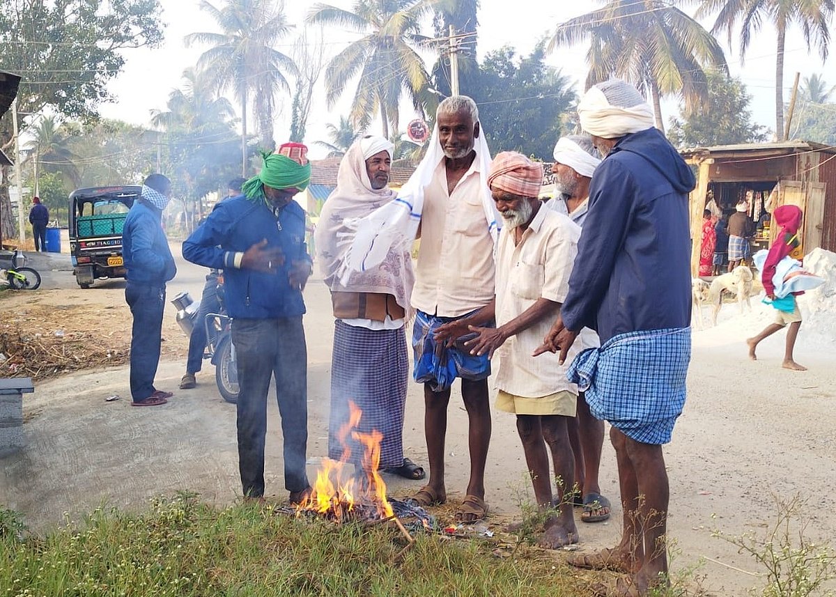 ಕೆ.ಆರ್.ಪೇಟೆ | ಮೈಕೊರೆಯುವ ಚಳಿ: ಬೀದಿಗಿಳಿಯದ ಜನ 