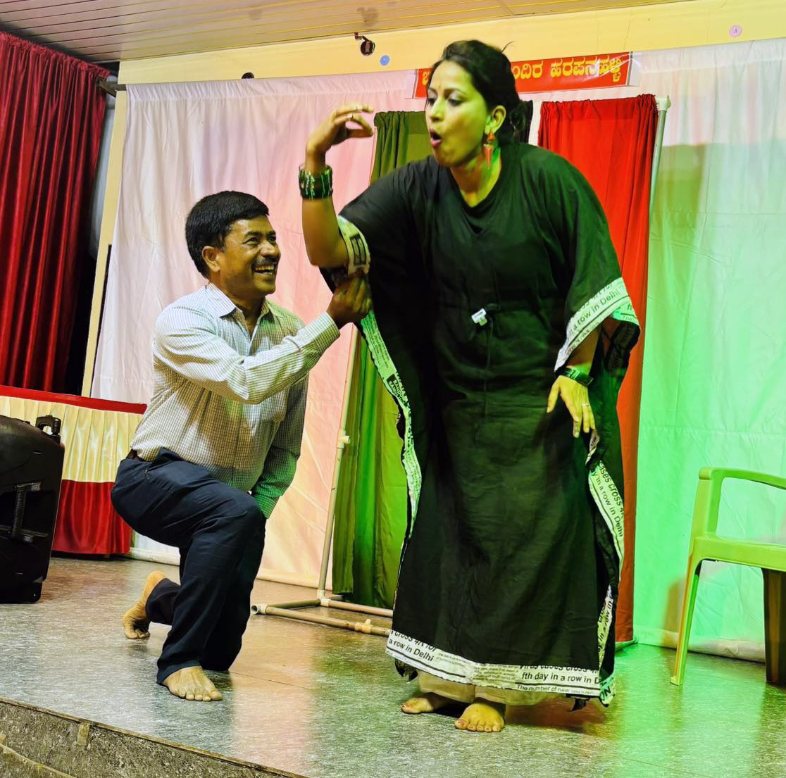 ಹರಪನಹಳ್ಳಿಯ ಬಸಮ್ಮ ರಂಗಮಂದಿರದಲ್ಲಿ ‘ಲೀಕ್ ಔಟ್’ ರಂಗ ಪ್ರಯೋಗದಲ್ಲಿ ರಂಗಕರ್ಮಿ ಅಕ್ಷತಾ ಪಾಂಡವಪುರ ಅಭಿನಯಿಸಿದರು