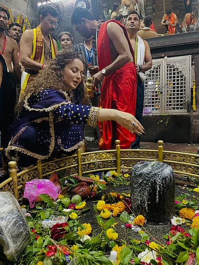 ದೇವಸ್ಥಾನಕ್ಕೆ ಭೇಟಿ ನೀಡಿ ಚಿತ್ರಗಳನ್ನು ಹಂಚಿಕೊಂಡ ಕಂಗನಾ,  ಕೆಲವು ವರ್ಷಗಳ ಹಿಂದೆ ನಾನು  ಮಹಾರಾಷ್ಟ್ರದಲ್ಲೇ ಇದ್ದರೂ  ಬಾಬಾ ಗಿರೀಶ್ನೇಶ್ವರರ ದರ್ಶನದ ಭಾಗ್ಯ ಸಿಕ್ಕಿರಲಿಲ್ಲ. ಆದರೆ ಇಂದು  ಸೌಭಾಗ್ಯ ದೊರಕಿದೆ’ ಎಂಬ ಅಡಿಬರಹವನ್ನು ಬರೆದುಕೊಂಡಿದ್ದಾರೆ.