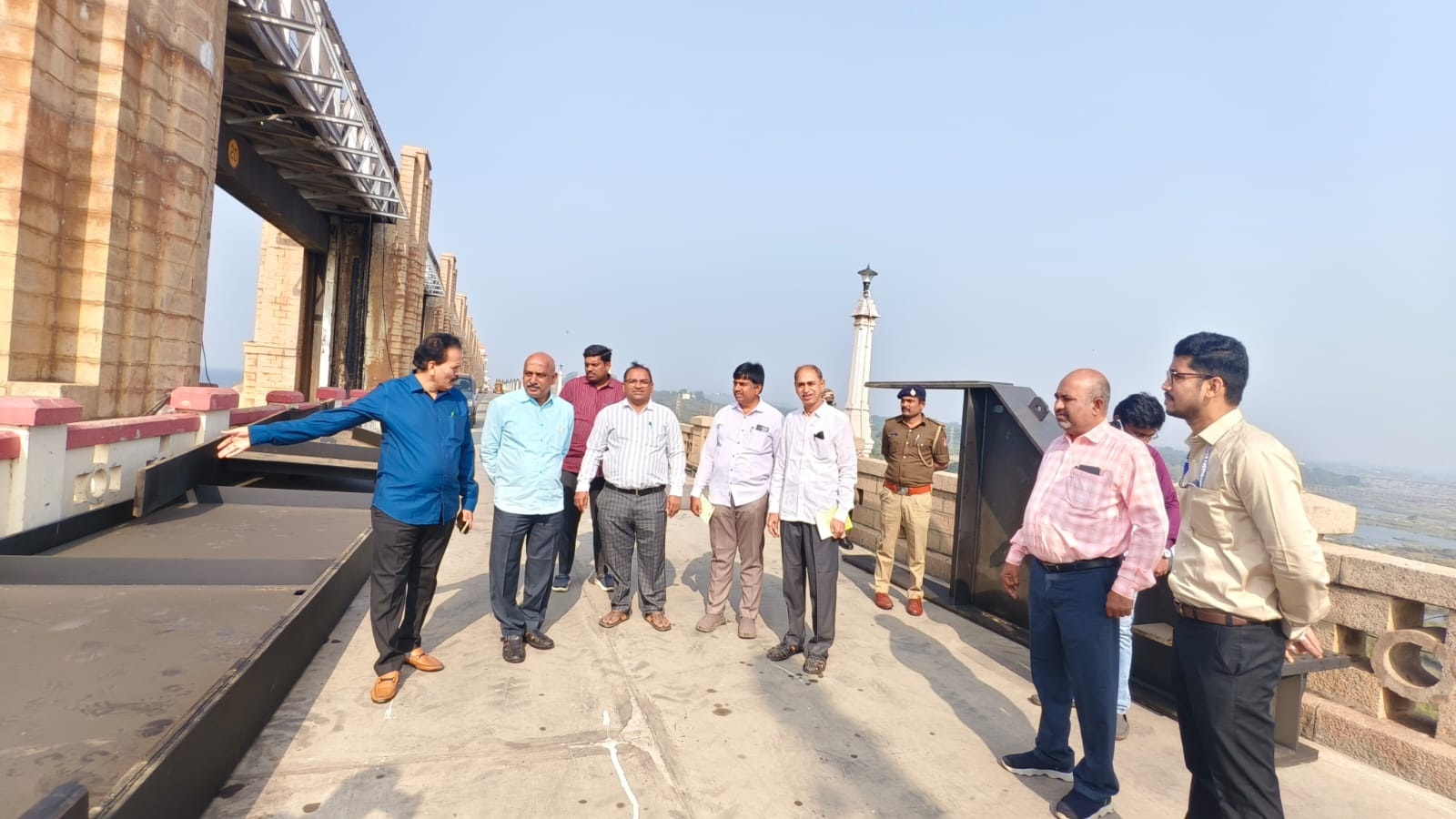 ತುಂಗಭದ್ರಾ ಅಣೆಕಟ್ಟೆಯ 18ನೇ ಗೇಟ್ ಬಳಿಗೆ ತರಲಾದ ಗರ್ಡರ್‌  –ಪ್ರಜಾವಾಣಿ ಚಿತ್ರ