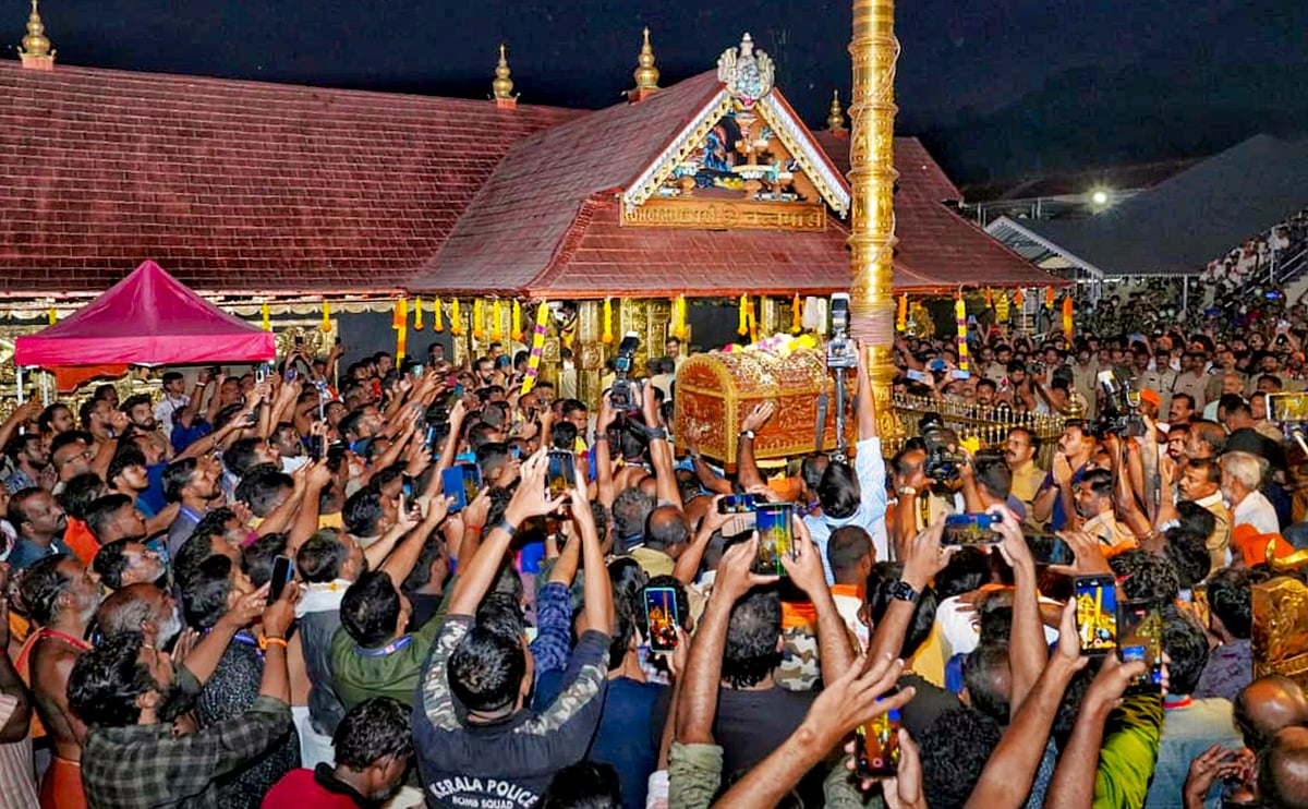 ಶಬರಿಮಲೆ: ಮಂಡಲ ಪೂಜೆಗೆ ಸಾಕ್ಷಿಯಾದ ಸಾವಿರಾರು ಭಕ್ತರು