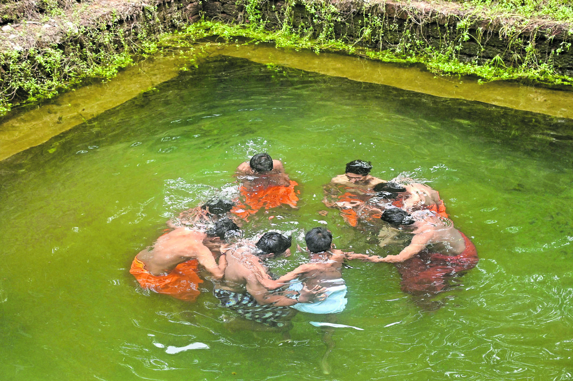 ಗುಹಾಲಯದ ನಾಗ ಕೊಳದಲ್ಲಿ ಭಕ್ತರು