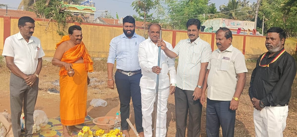 ಸಮಾಜ ಕಲ್ಯಾಣ ಇಲಾಖೆ ಕಚೇರಿ ಕಟ್ಟಡ ಕಾಮಗಾರಿಗೆ ಗುದ್ದಲಿ ಪೂಜೆ