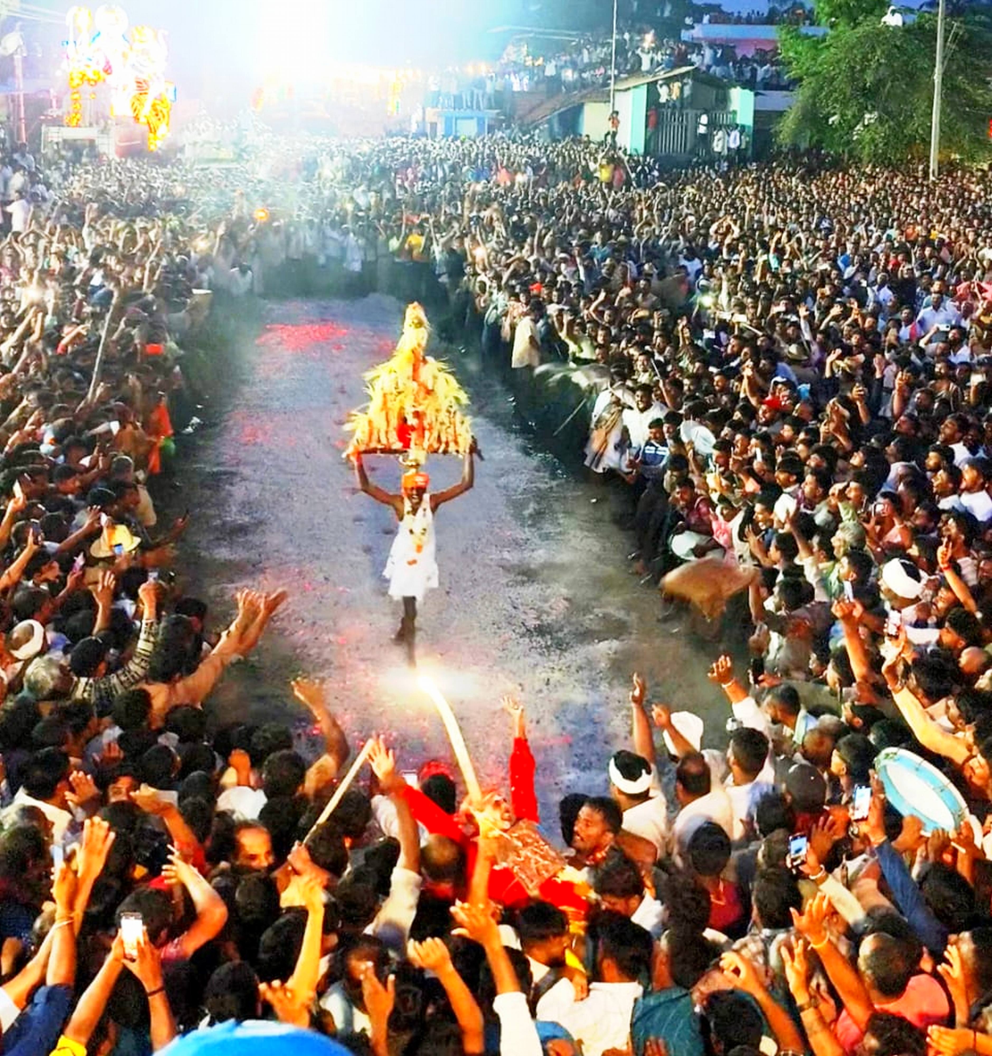 ಮಂಡ್ಯ ತಾಲ್ಲೂಕಿನ ಆಲಕೆರೆಯಲ್ಲಿ 24 ವರ್ಷಗಳ ನಂತರ ನಡೆದ ವೀರಭದ್ರೇಶ್ವರಸ್ವಾಮಿ ಜಾತ್ರಾ ಮಹೋತ್ಸವದ ಅಂಗವಾಗಿ ಸಾವಿರಾರು ಭಕ್ತರ ಸಮ್ಮುಖದಲ್ಲಿ ಕೊಂಡೋತ್ಸವ ವೈಭವದಿಂದ ನಡೆಯಿತು