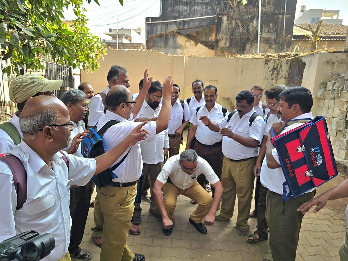 ಬೆಳಗಾವಿ: ಬಾಲ್ಯದ ನೆನಪುಗಳಿಗೆ ಜಾರಿದ ಹಳೇ ವಿದ್ಯಾರ್ಥಿಗಳು