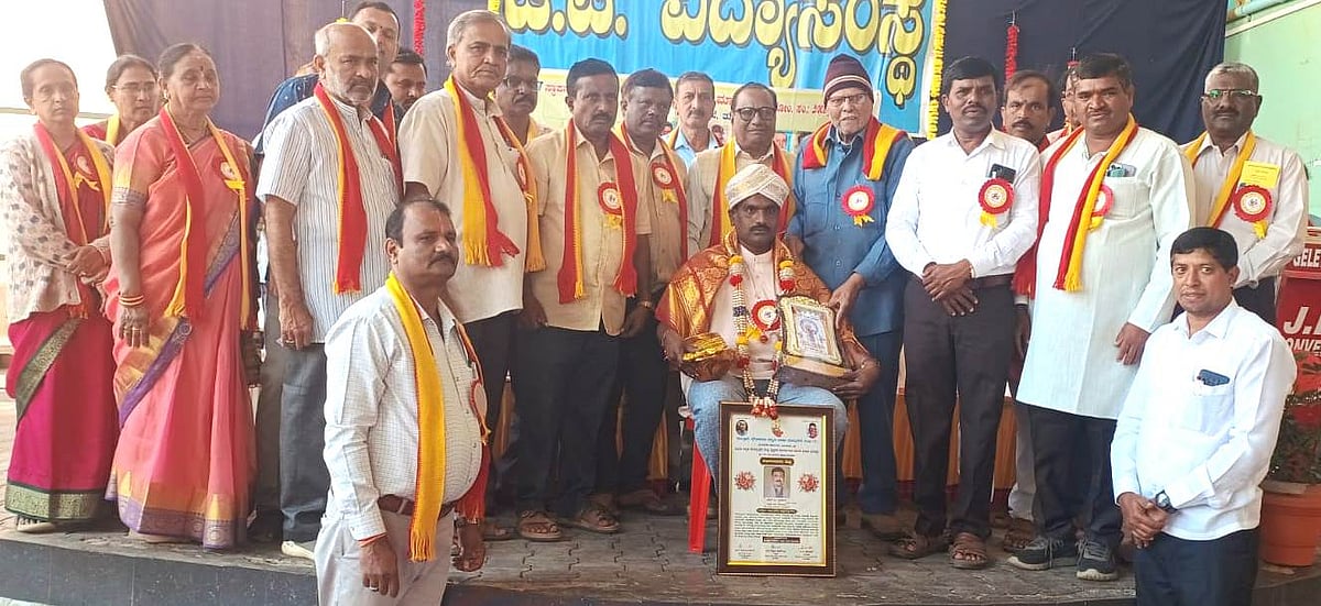 ತುರುವೇಕೆರೆ: ‘ಕನ್ನಡ ಭಾಷಾ ಶಿಕ್ಷಕ ರತ್ನ’ ಪ್ರದಾನ