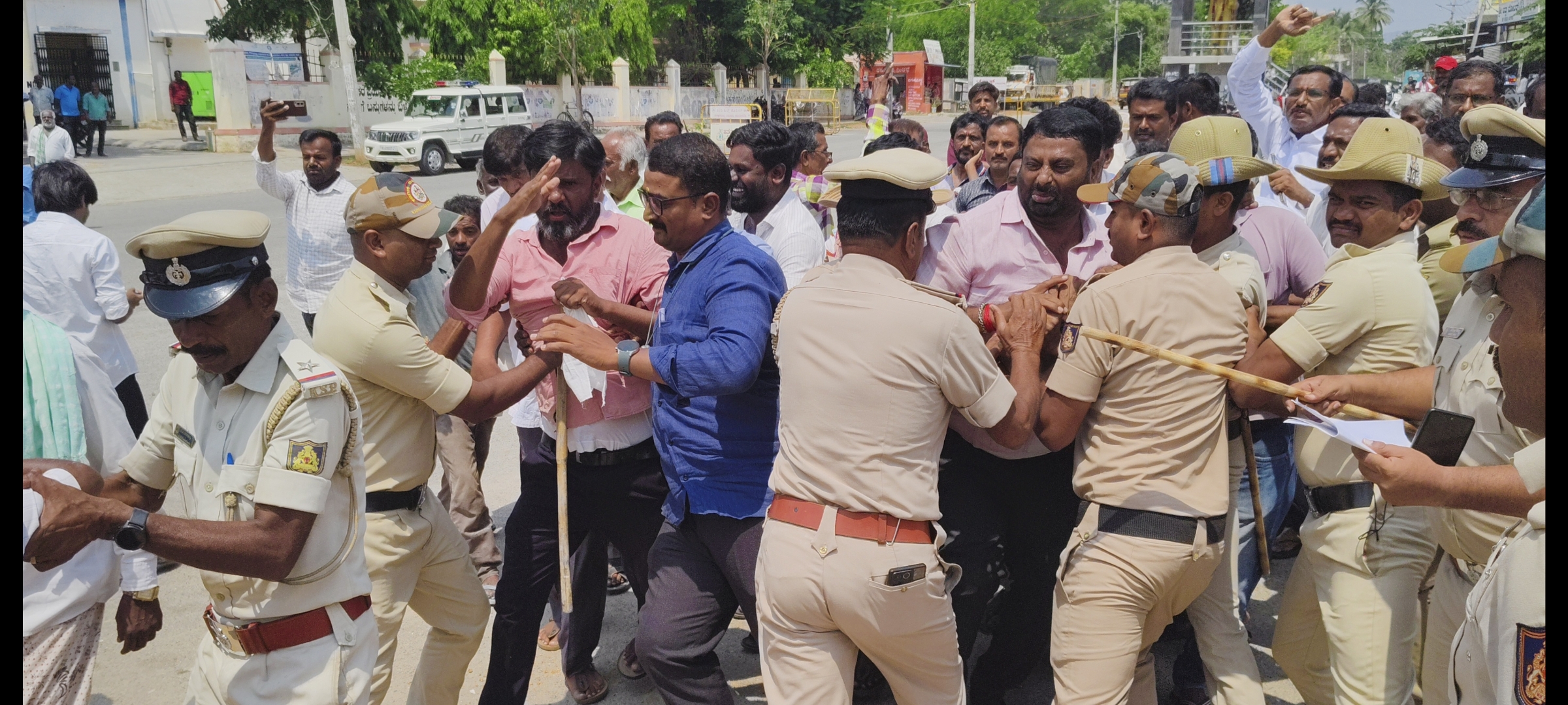 ಪುತ್ಥಳಿ ವಿವಾದ ಸಂದರ್ಭದಲ್ಲಿ ಬಲಿಜ ಸಮುದಾಯದವರು ಫೋಟೊ ಇಟ್ಟು ಪೂಜೆ ಮಾಡಿದರೆ ಒಕ್ಕಲಿಗ ಸಮುದಾಯದವರು ರಸ್ತೆಯಲ್ಲಿ ಕೂತು ಪ್ರತಿಭಟನೆ ಮಾಡಿದ್ದರು