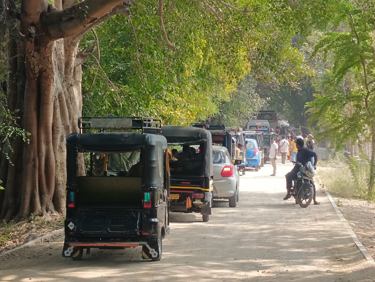 ಹಂಪಿಯ ಕಿರಿದಾದ ರಸ್ತೆಗಳಲ್ಲಿ ಹೀಗೆ ವಾಹನ ದಟ್ಟಣೆ ಶನಿವಾರ ಸಾಮಾನ್ಯ ದೃಶ್ಯವಾಗಿತ್ತು  –ಪ್ರಜಾವಾಣಿ ಚಿತ್ರ