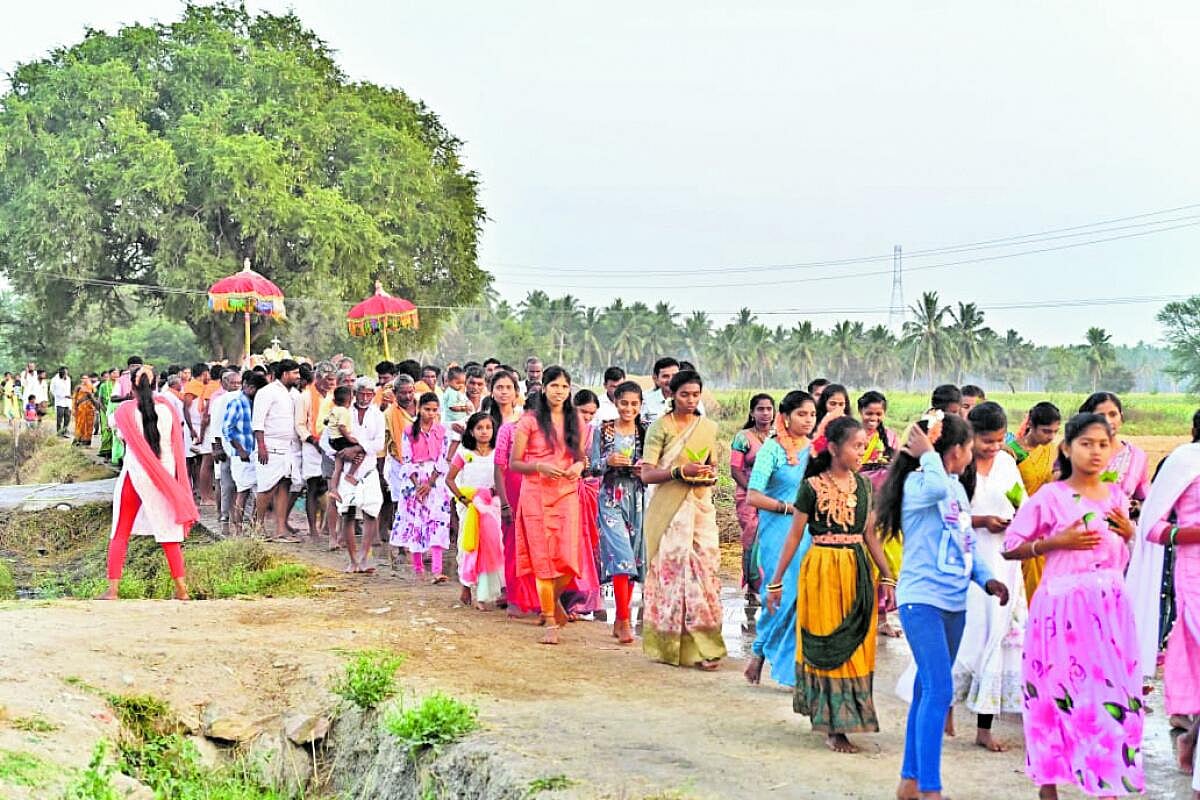 ಕವಿತಾಳ: ಪಲ್ಲಕ್ಕಿ ಉತ್ಸವದಲ್ಲಿ ಮಹಿಳೆಯರ, ಮಕ್ಕಳ ಸಂಭ್ರಮ