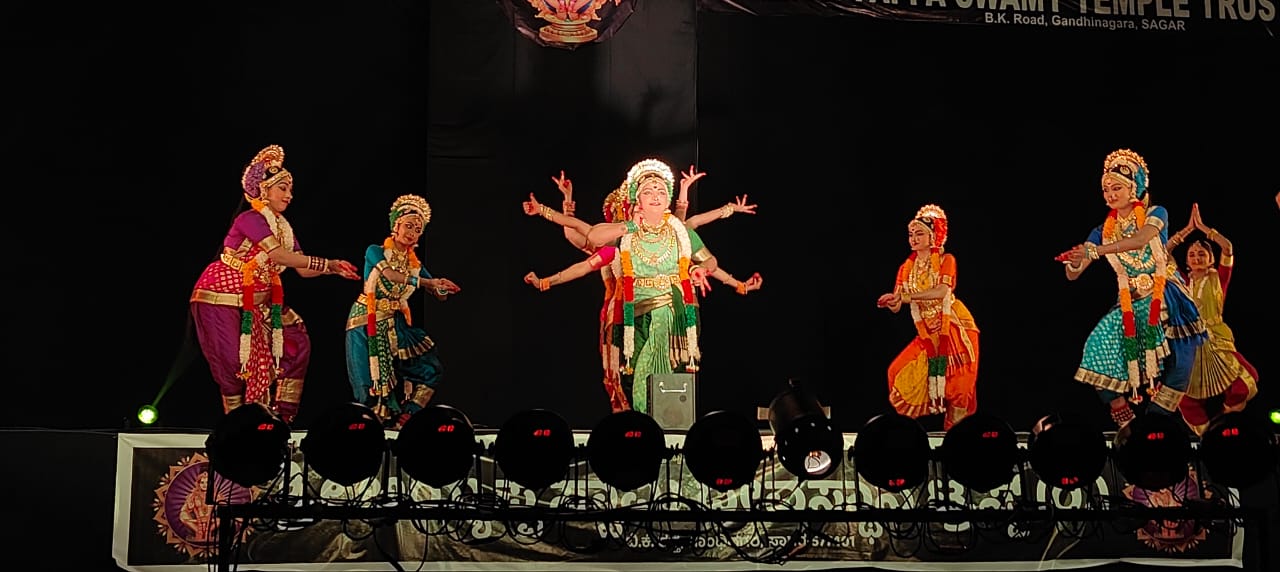 ಸಾಗರದಲ್ಲಿ ಅಯ್ಯಪ್ಪಸ್ವಾಮಿ ದೇವಾಲಯದ ದೀಪೋತ್ಸವ ಅಂಗವಾಗಿ ಶುಕ್ರವಾರ ಮೂಡಬಿದಿರೆಯ ಆಳ್ವಾಸ್ ಶಿಕ್ಷಣ ಸಂಸ್ಥೆಯ ವಿದ್ಯಾರ್ಥಿಗಳಿಂದ ಸಾಂಸ್ಕೃತಿಕ ವೈಭವ ಕಾರ್ಯಕ್ರಮ ನಡೆಯಿತು.