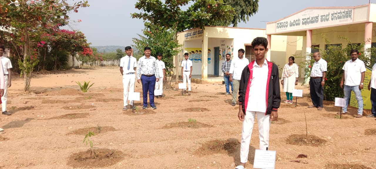 ಕನಮನಹಳ್ಳಿ ಸರ್ಕಾರಿ ಹಿರಿಯ ಪ್ರಾಥಮಿಕ ಶಾಲಾ ಆವರಣದಲ್ಲಿನ ಧನ್ವಂತರಿ ತೋಟಕ್ಕೆ ಇಒ ಎಚ್. ರವಿಕುಮಾರ್ ವಿದ್ಯಾರ್ಥಿಗಳೊಂದಿಗೆ ನೀರು ಹಾಕಿದರು