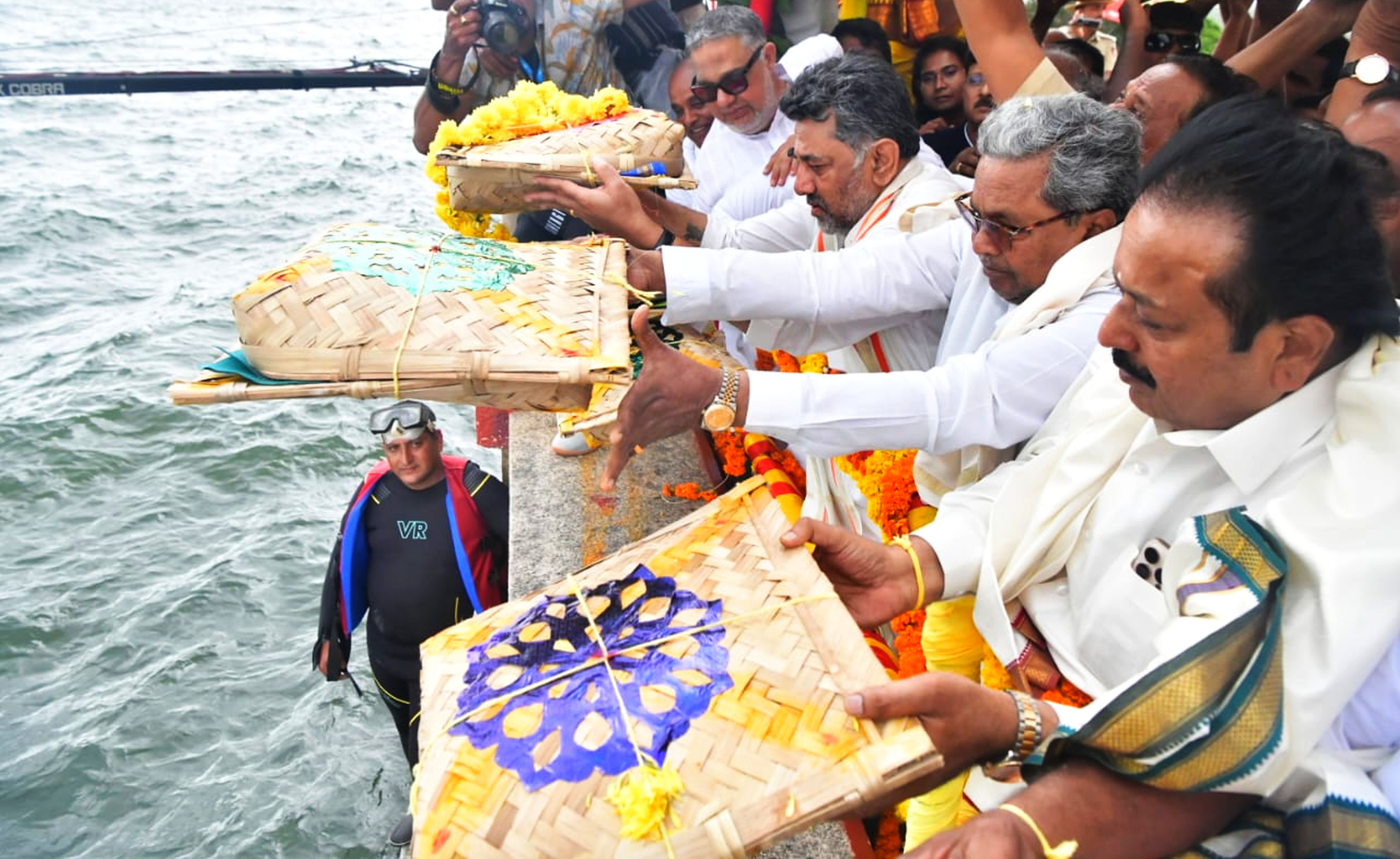 ಕೃಷ್ಣರಾಜಸಾಗರ ಜಲಾಶಯ ಮೊದಲ ಬಾರಿಗೆ ಜೂನ್‌ನಲ್ಲೇ ಭರ್ತಿಯಾದ ಅಂಗವಾಗಿ ಮುಖ್ಯಮಂತ್ರಿ ಸಿದ್ದರಾಮಯ್ಯ ಮತ್ತು ಉಪಮುಖ್ಯಮಂತ್ರಿ ಡಿ.ಕೆ. ಶಿವಕುಮಾರ್‌ ಮತ್ತು ಸಚಿವ ಎನ್‌.ಚಲುವರಾಯಸ್ವಾಮಿ ಬಾಗಿನ ಅರ್ಪಿಸಿದ ದೃಶ್ಯ 