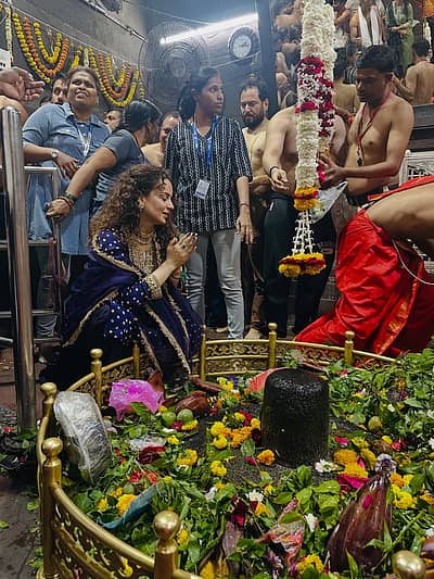 ಮಹಾರಾಷ್ಟ್ರದಲ್ಲಿರುವ ಪ್ರಸಿದ್ಧ ಘೃಶ್ನೇಶ್ವರ ಜ್ಯೋತಿರ್ಲಿಂಗ  ಶಿವನದೇವಾಲಯಕ್ಕೆ ಭೇಟಿ ನೀಡಿ ಪೂಜೆ ಸಲ್ಲಿಸಿದ್ದಾರೆ.